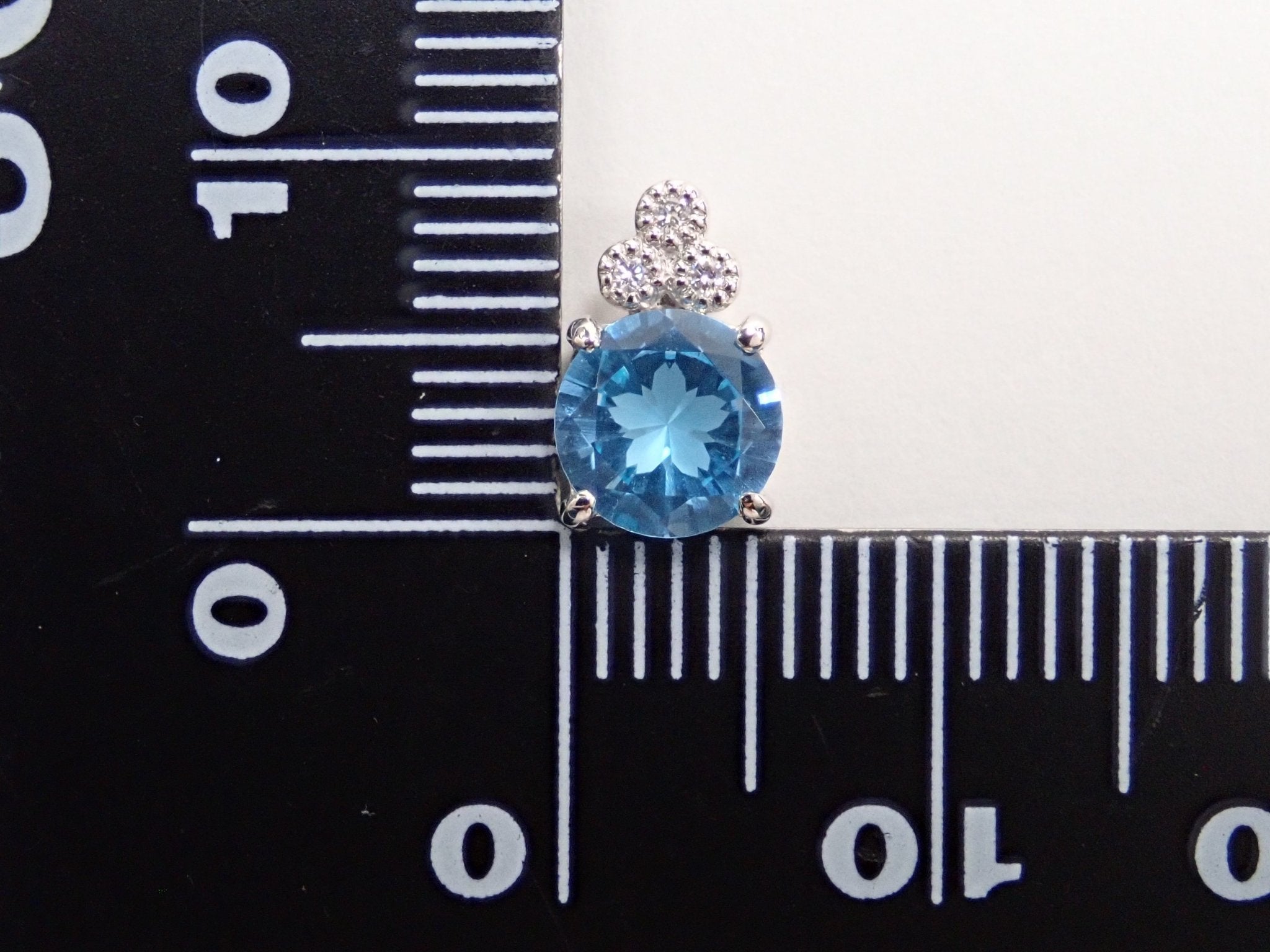 Pt950スイスブルートパーズ0.78ct ペンダントトップ(さくらインカット) - KARATZ STORE|カラッツSTORE