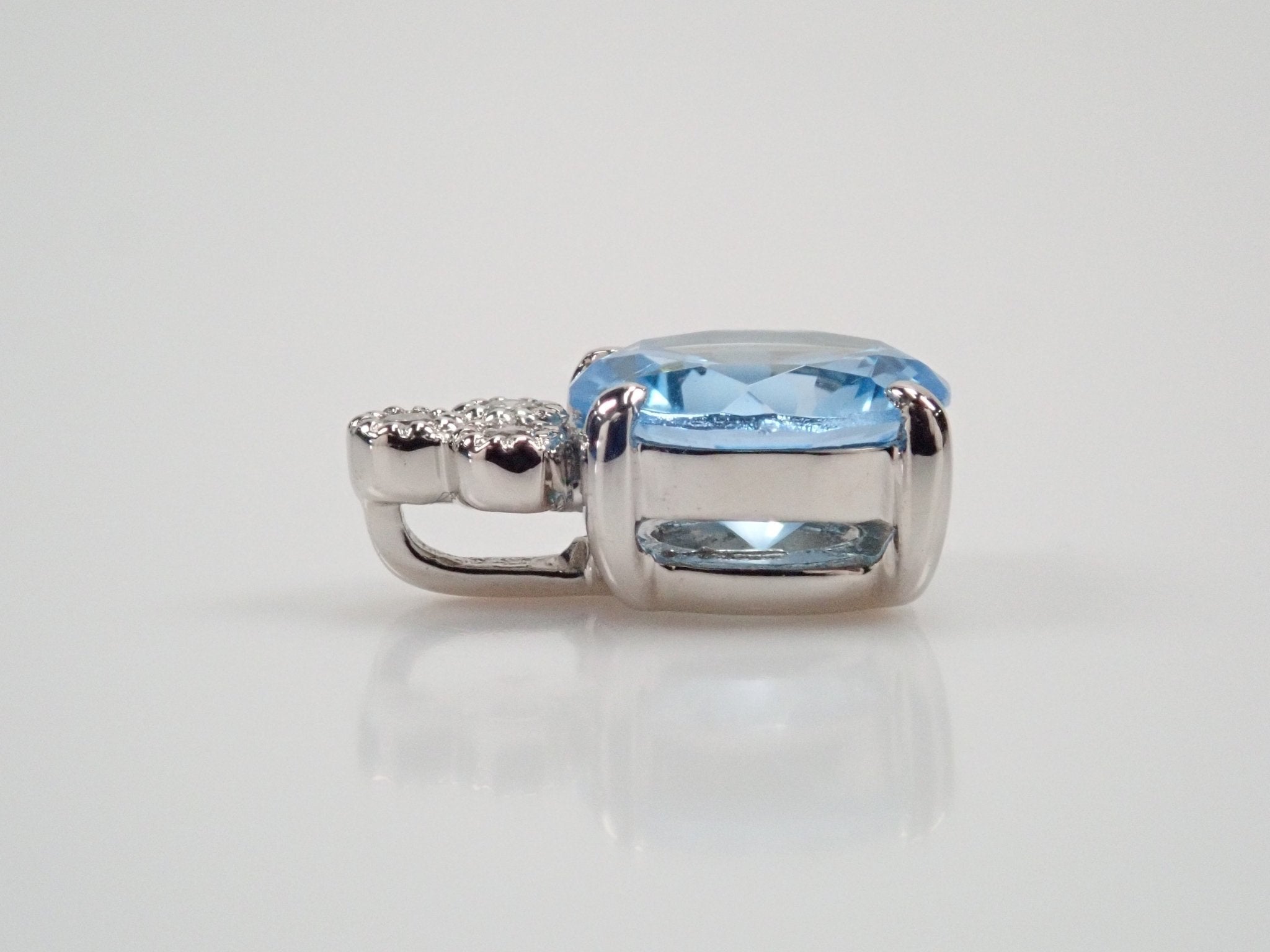 Pt950スイスブルートパーズ0.78ct ペンダントトップ(さくらインカット) - KARATZ STORE|カラッツSTORE