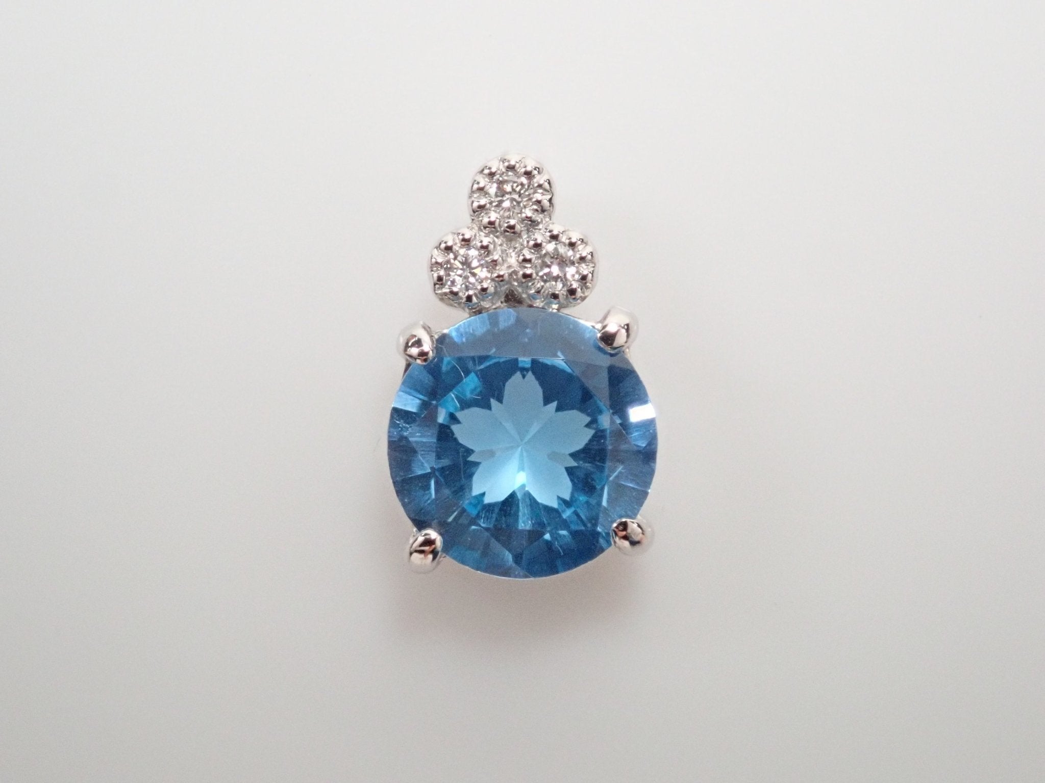 Pt950スイスブルートパーズ0.78ct ペンダントトップ(さくらインカット) - KARATZ STORE|カラッツSTORE