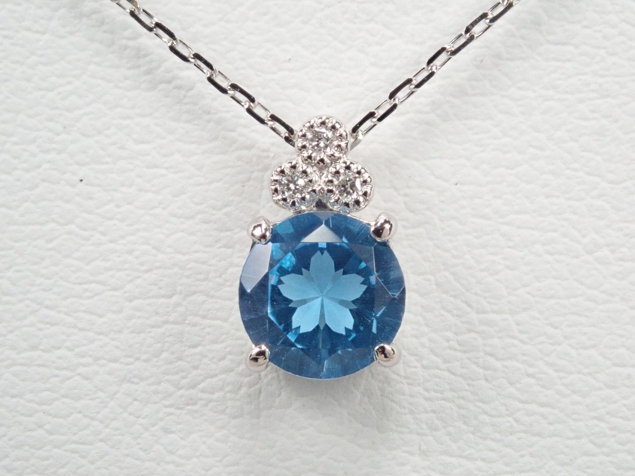 Pt950スイスブルートパーズ0.78ct ペンダントトップ(さくらインカット) - KARATZ STORE|カラッツSTORE