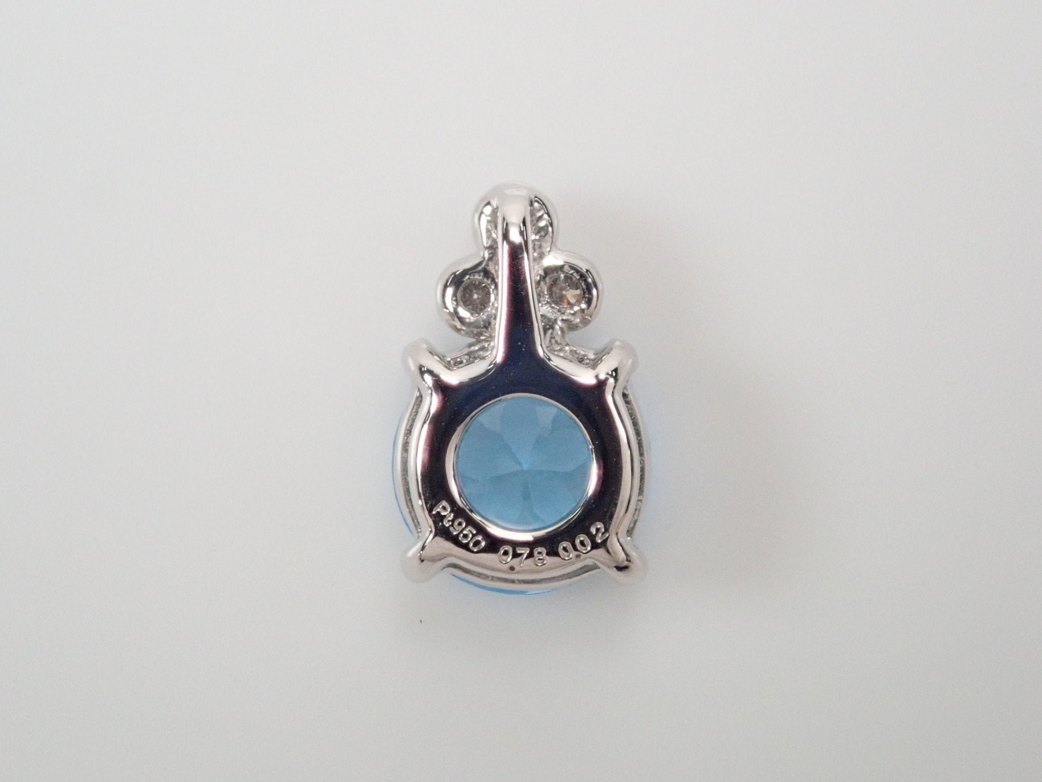 Pt950スイスブルートパーズ0.78ct ペンダントトップ(さくらインカット) - KARATZ STORE|カラッツSTORE