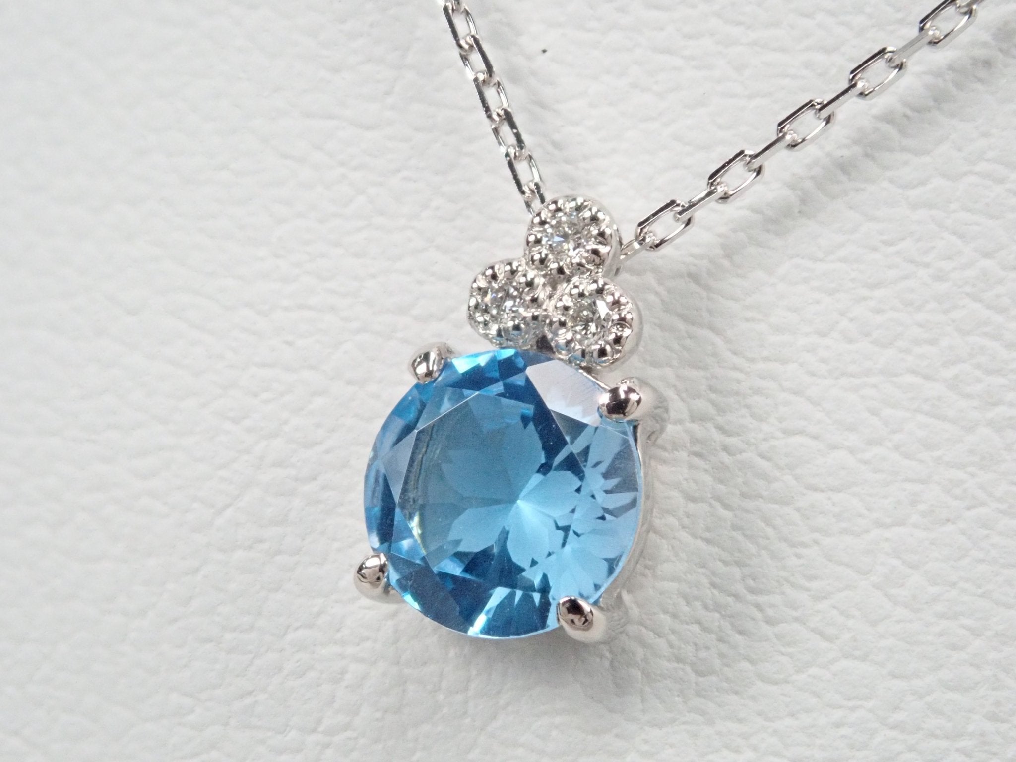 Pt950スイスブルートパーズ0.78ct ペンダントトップ(さくらインカット) - KARATZ STORE|カラッツSTORE