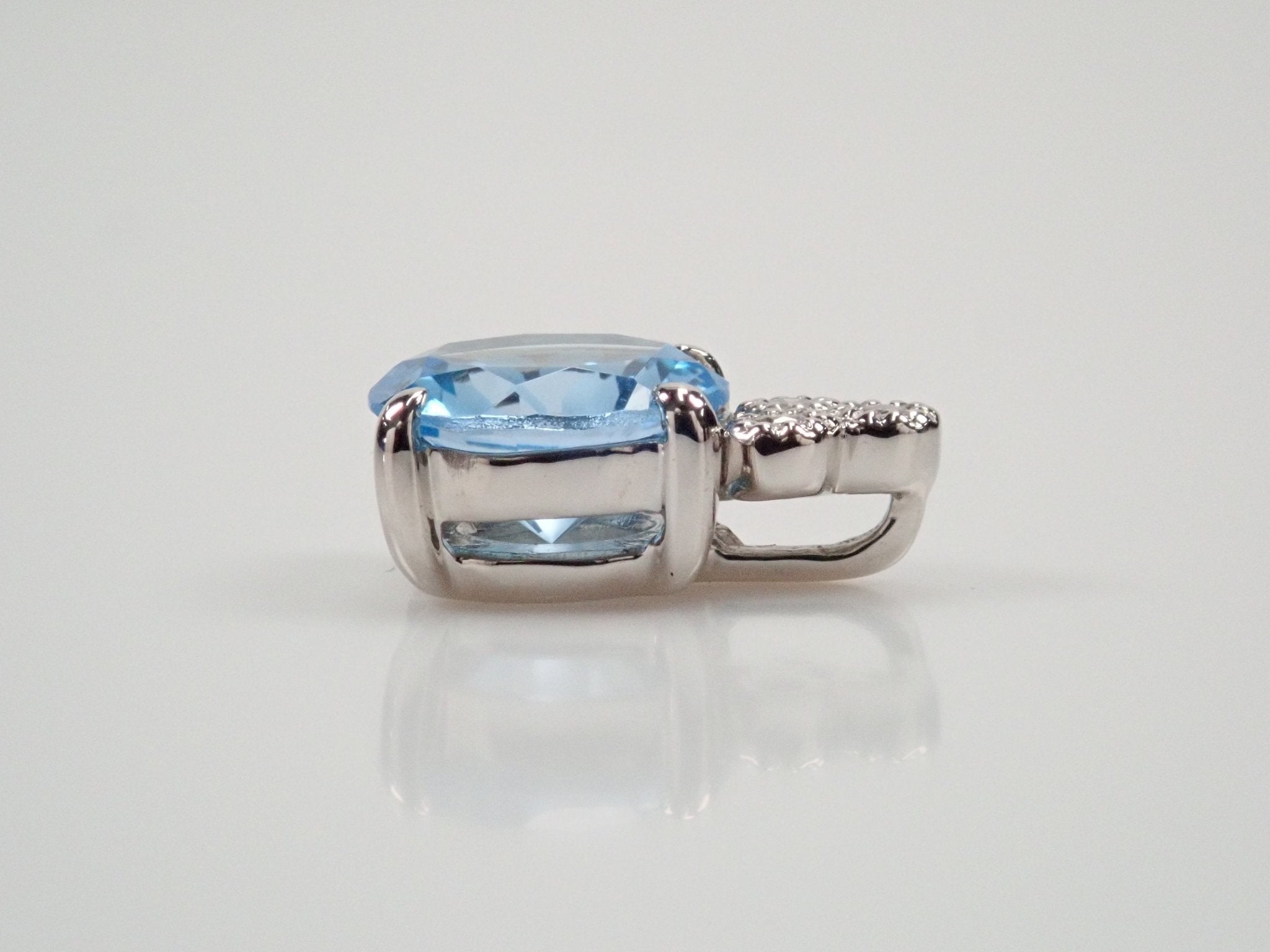 Pt950スイスブルートパーズ0.78ct ペンダントトップ(さくらインカット) - KARATZ STORE|カラッツSTORE