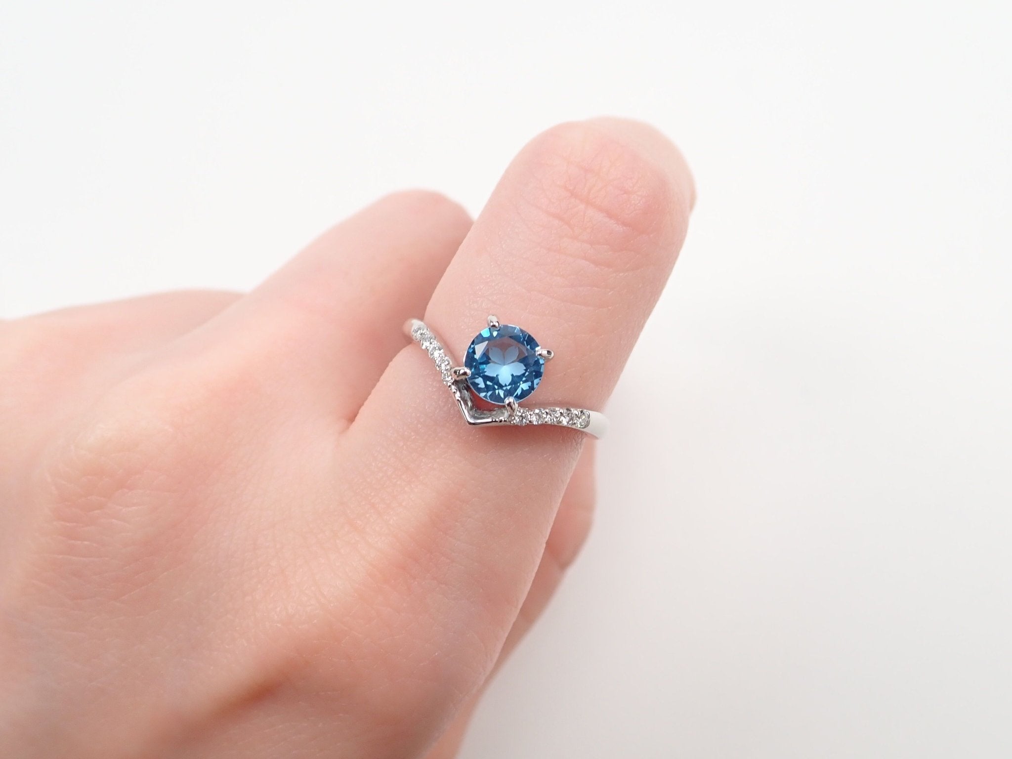 Pt950スイスブルートパーズ0.82ct リング(さくらインカット) - KARATZ STORE|カラッツSTORE