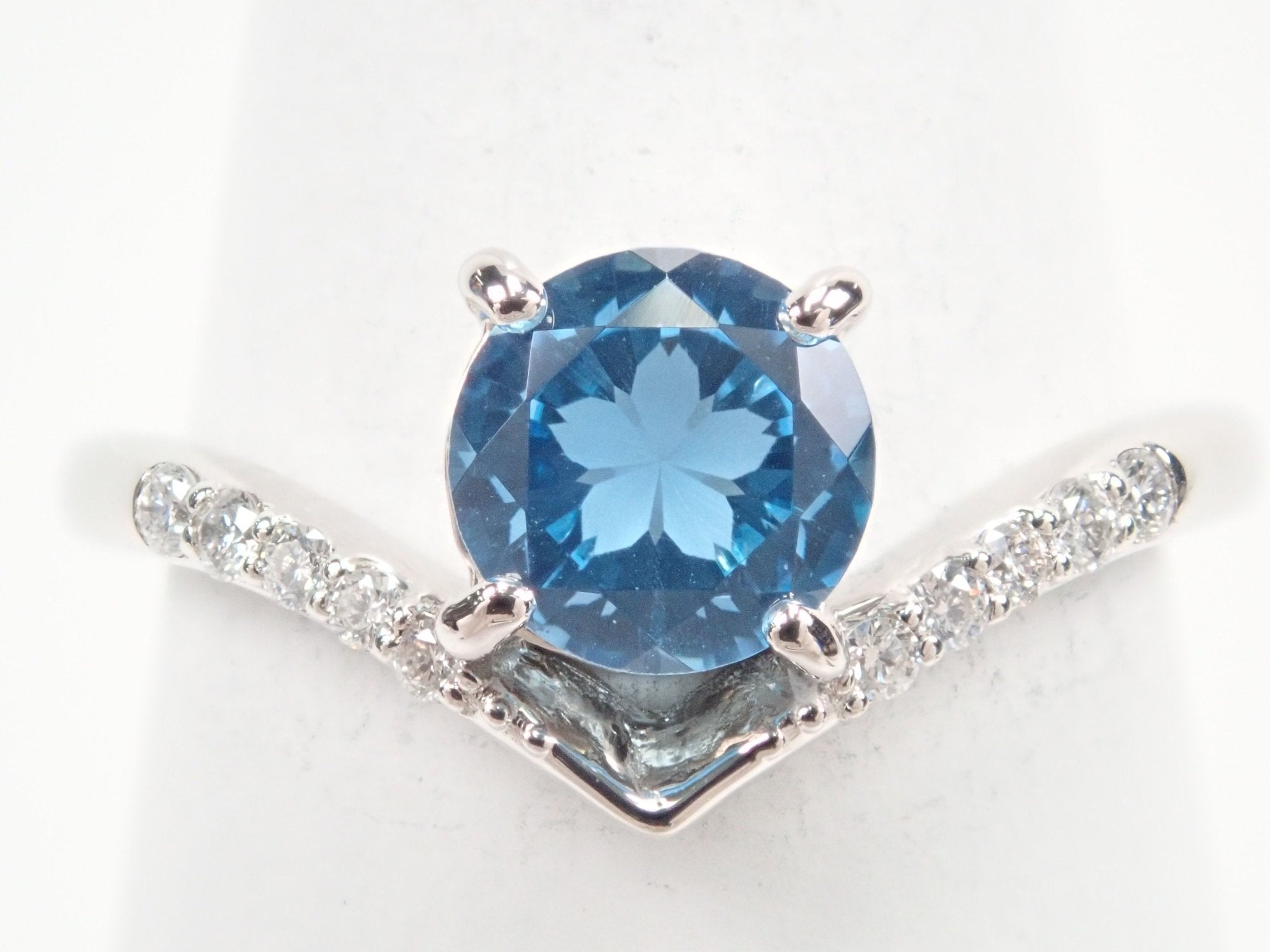 Pt950スイスブルートパーズ0.82ct リング(さくらインカット) - KARATZ STORE|カラッツSTORE