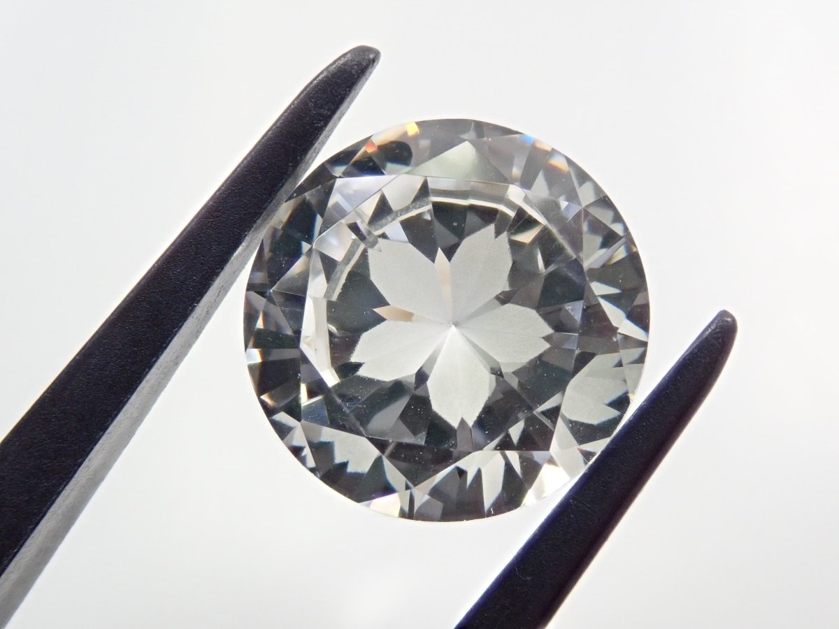 【さくらインカット】YAG(イットリウムアルミニウムガーネット) 10mm/4.779ctルース ワッペン付 - カラッツSTORE