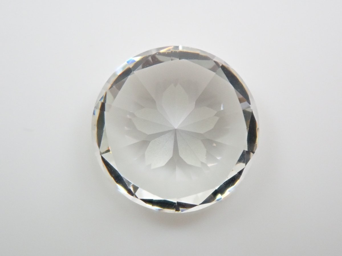 【さくらインカット】YAG(イットリウムアルミニウムガーネット) 10mm/4.779ctルース ワッペン付 - カラッツSTORE