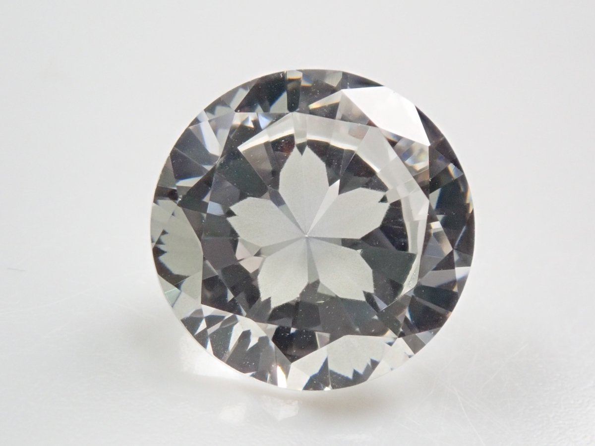 【さくらインカット】YAG(イットリウムアルミニウムガーネット) 10mm/4.779ctルース ワッペン付 - カラッツSTORE