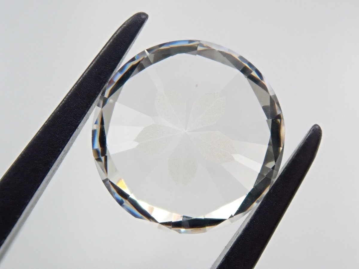 【さくらインカット】YAG(イットリウムアルミニウムガーネット) 10mm/4.779ctルース ワッペン付 - カラッツSTORE