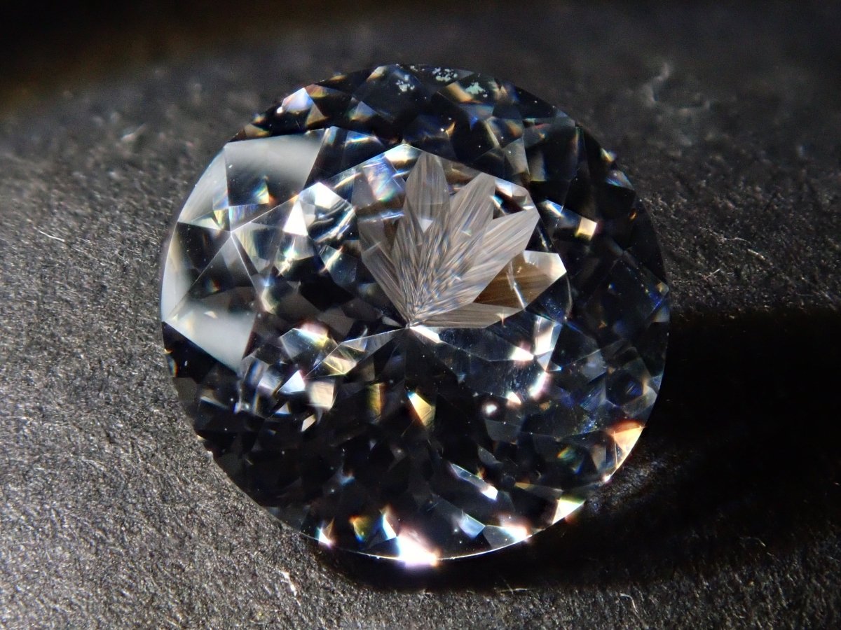 【サンジェ氏】YAG(イットリウムアルミニウムガーネット) 6.5mm/1.548ctルース - カラッツSTORE