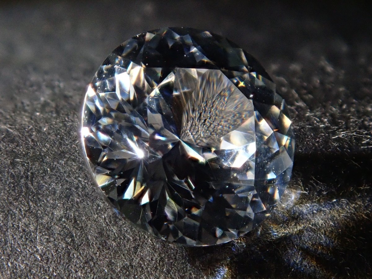 【サンジェ氏】YAG(イットリウムアルミニウムガーネット) 6.5mm/1.774ctルース - カラッツSTORE