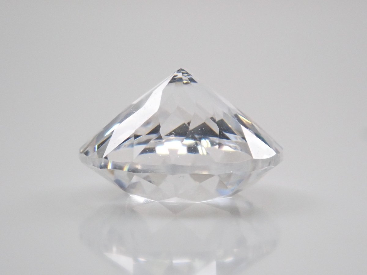 YAG(イットリウムアルミニウムガーネット) 7.5mm/2.410ctルース - カラッツSTORE