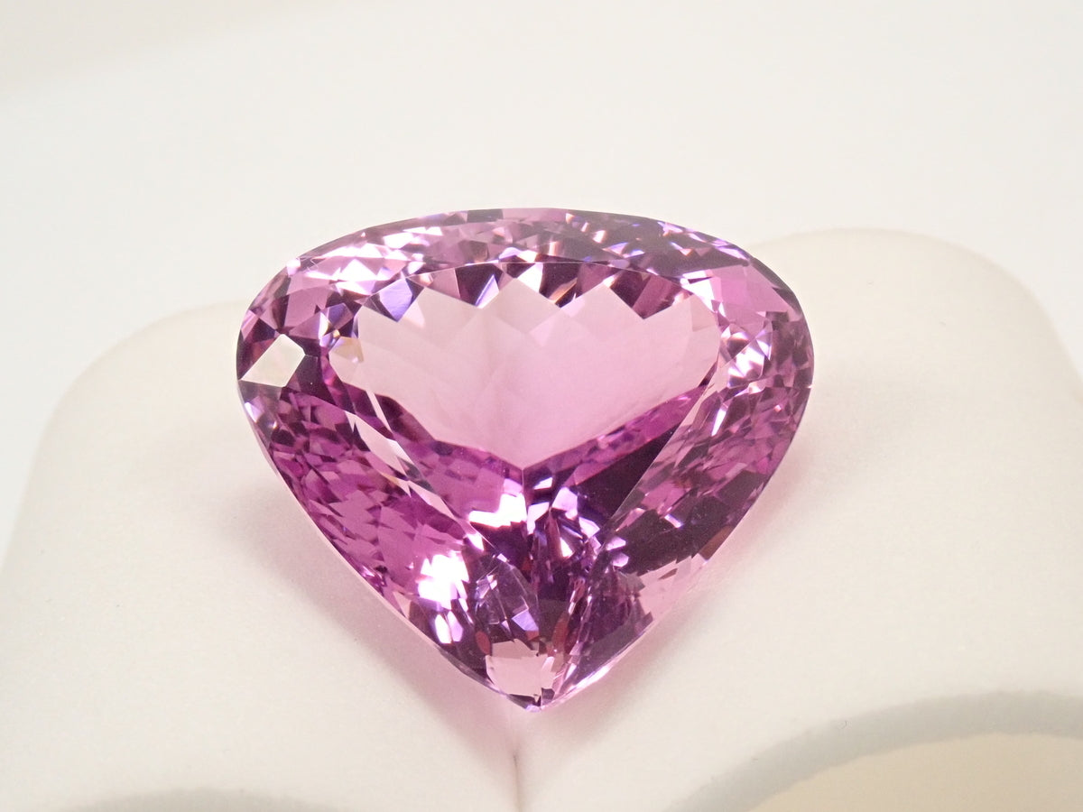 【抽選販売0409_08】アフガニスタン産クンツァイト（ライラックピンク） 49.724ctルース