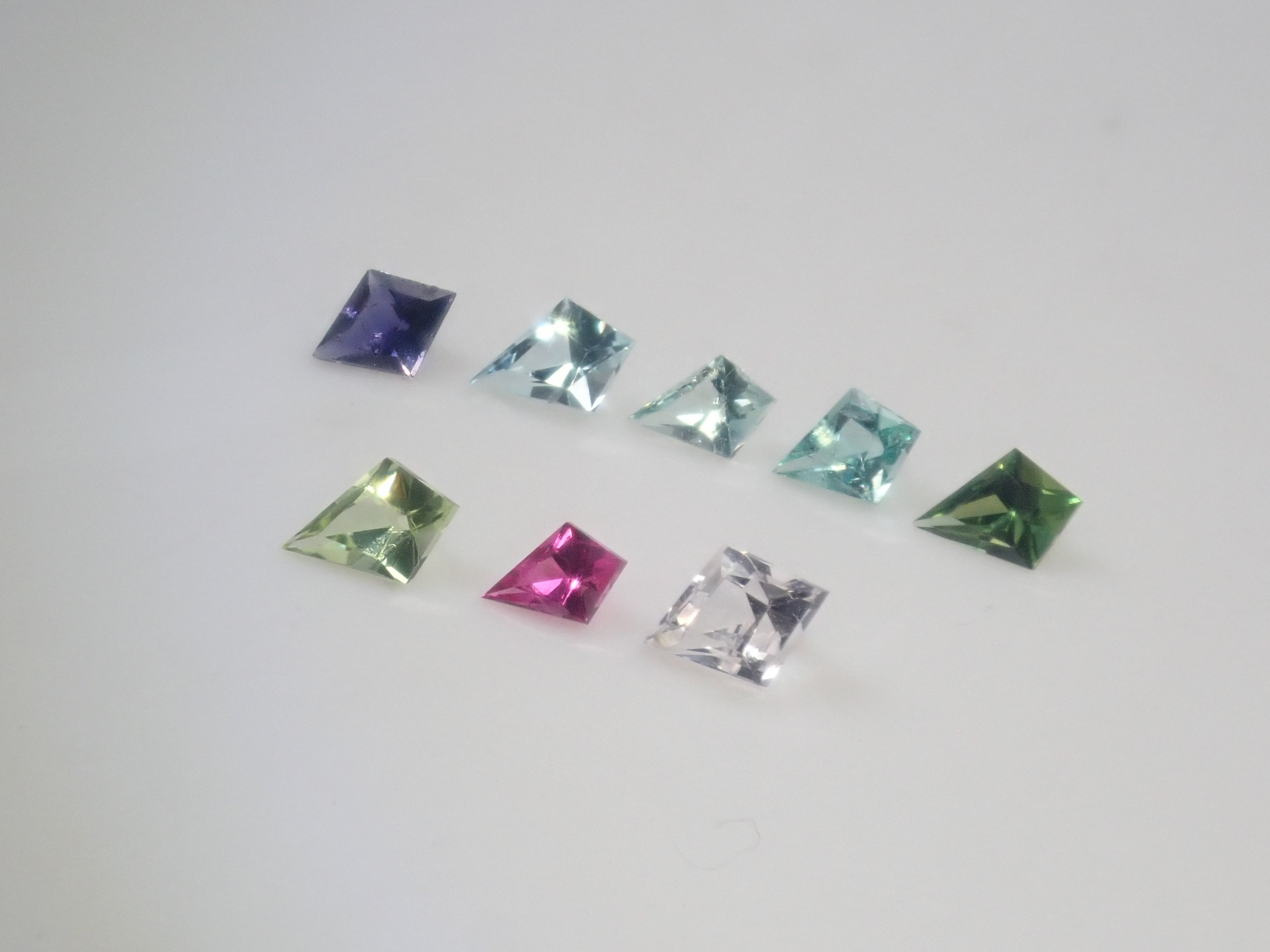 【9/13 22時販売】《限定8石》ミニカイトカット1石ルース（パライバトルマリン2石含む、グリーンベリル、ルビー、ペリドットなど）《複数購入割引有》