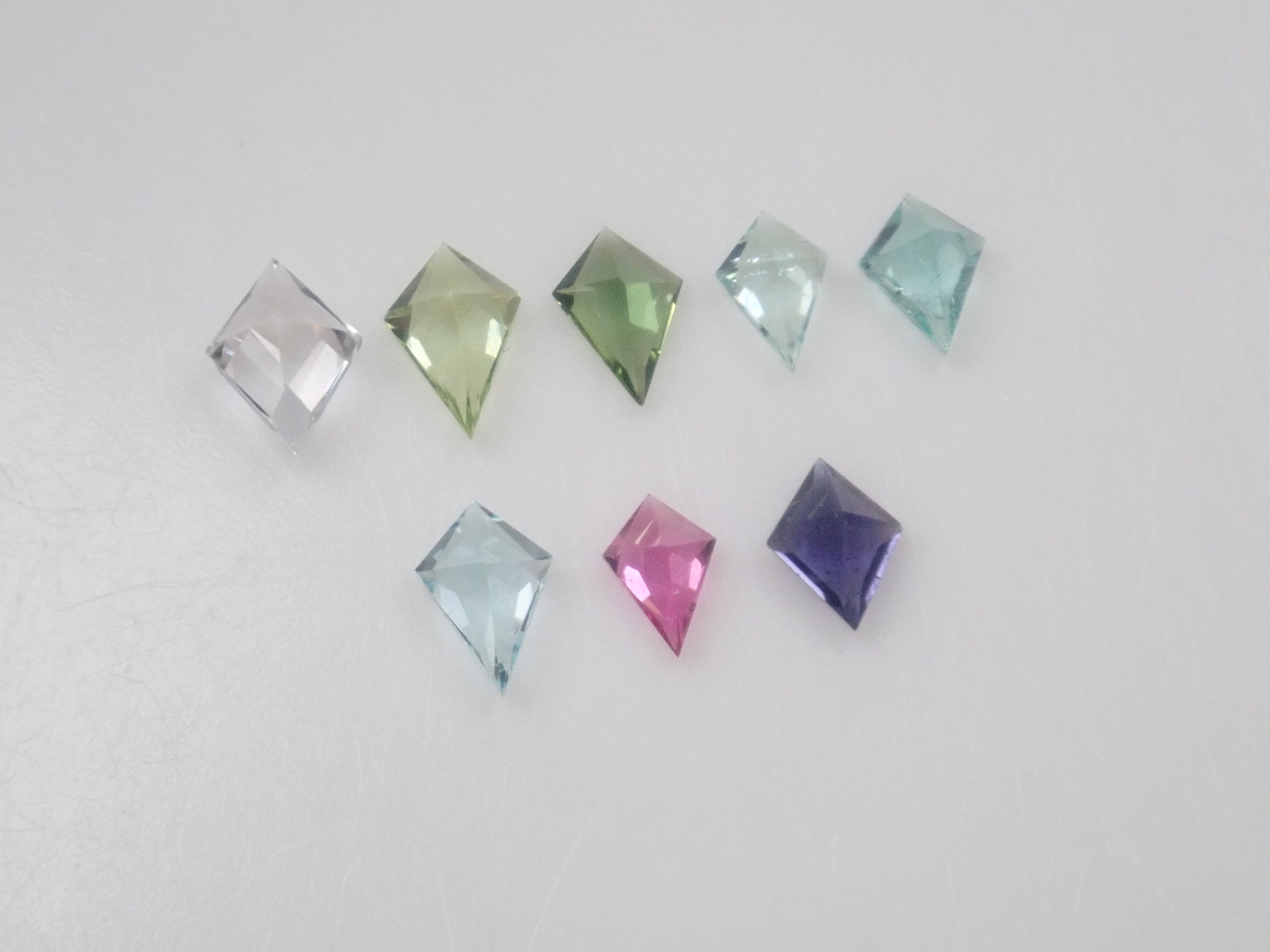【9/13 22時販売】《限定8石》ミニカイトカット1石ルース（パライバトルマリン2石含む、グリーンベリル、ルビー、ペリドットなど）《複数購入割引有》