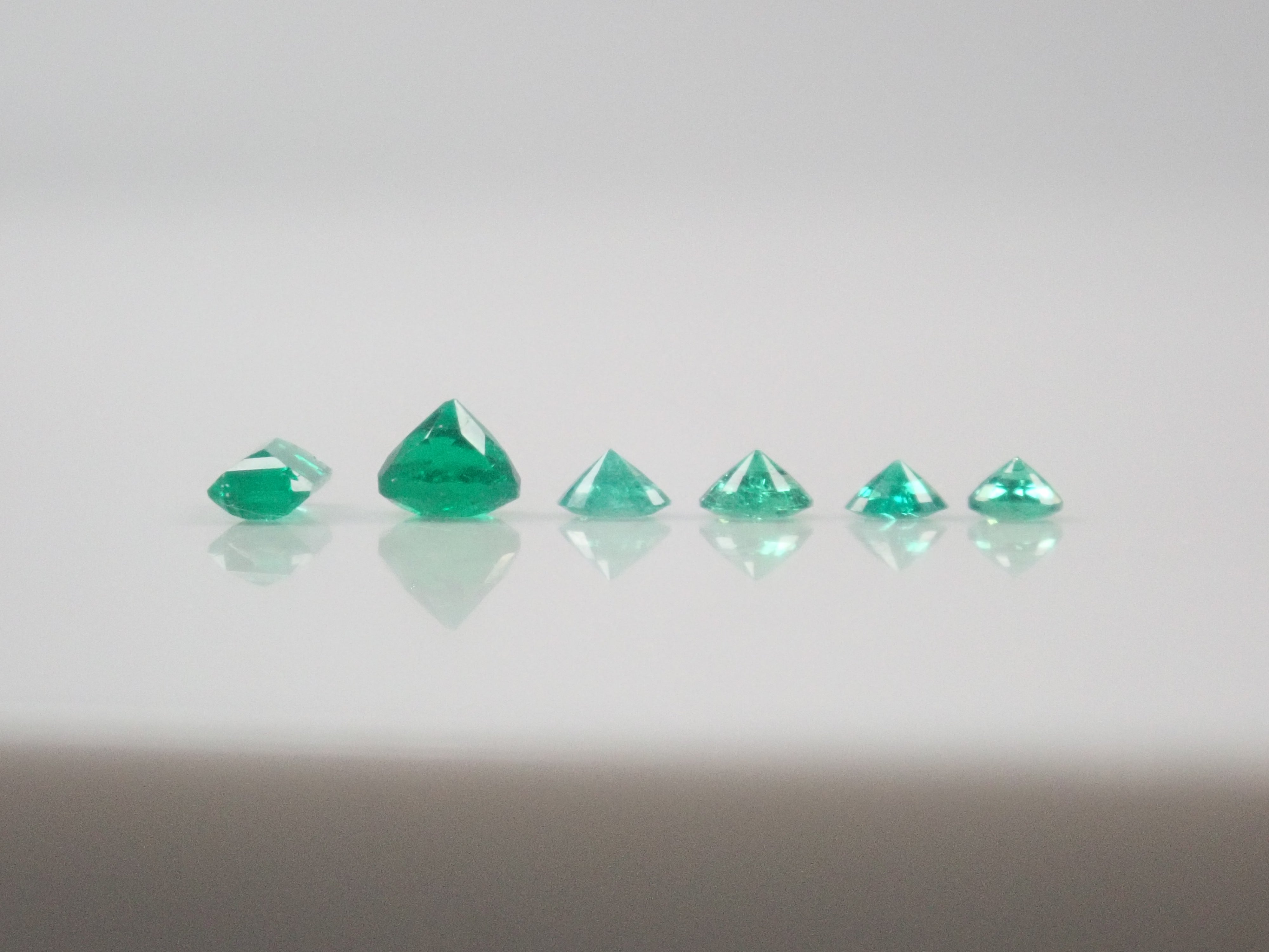 【2/7  22時販売】《限定16石》ロシア産ノンオイルエメラルド等含む💎エメラルドガチャ（エメラルドキャッツアイや特殊カット含む）《複数購入割引有》