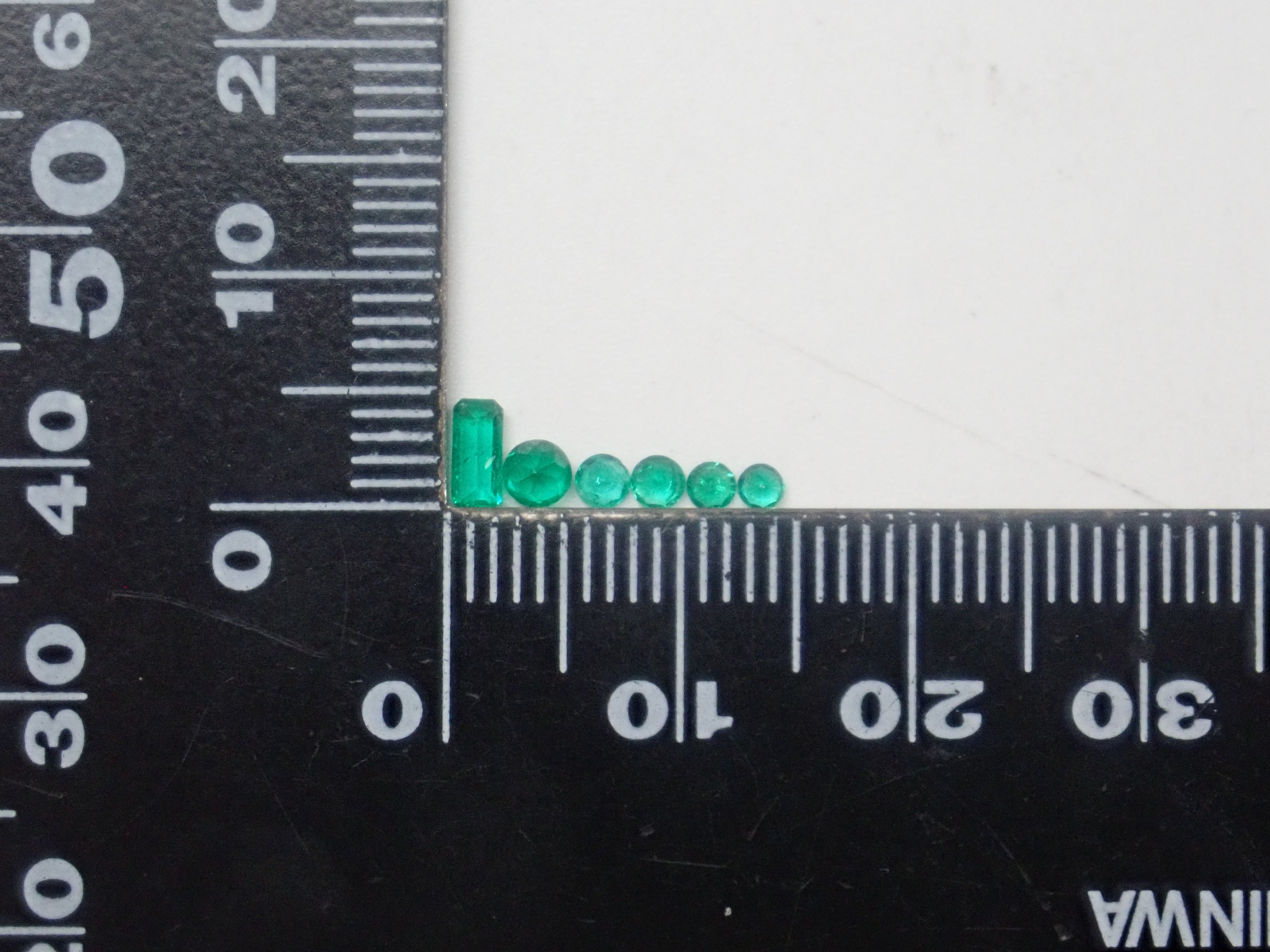 【2/7  22時販売】《限定16石》ロシア産ノンオイルエメラルド等含む💎エメラルドガチャ（エメラルドキャッツアイや特殊カット含む）《複数購入割引有》