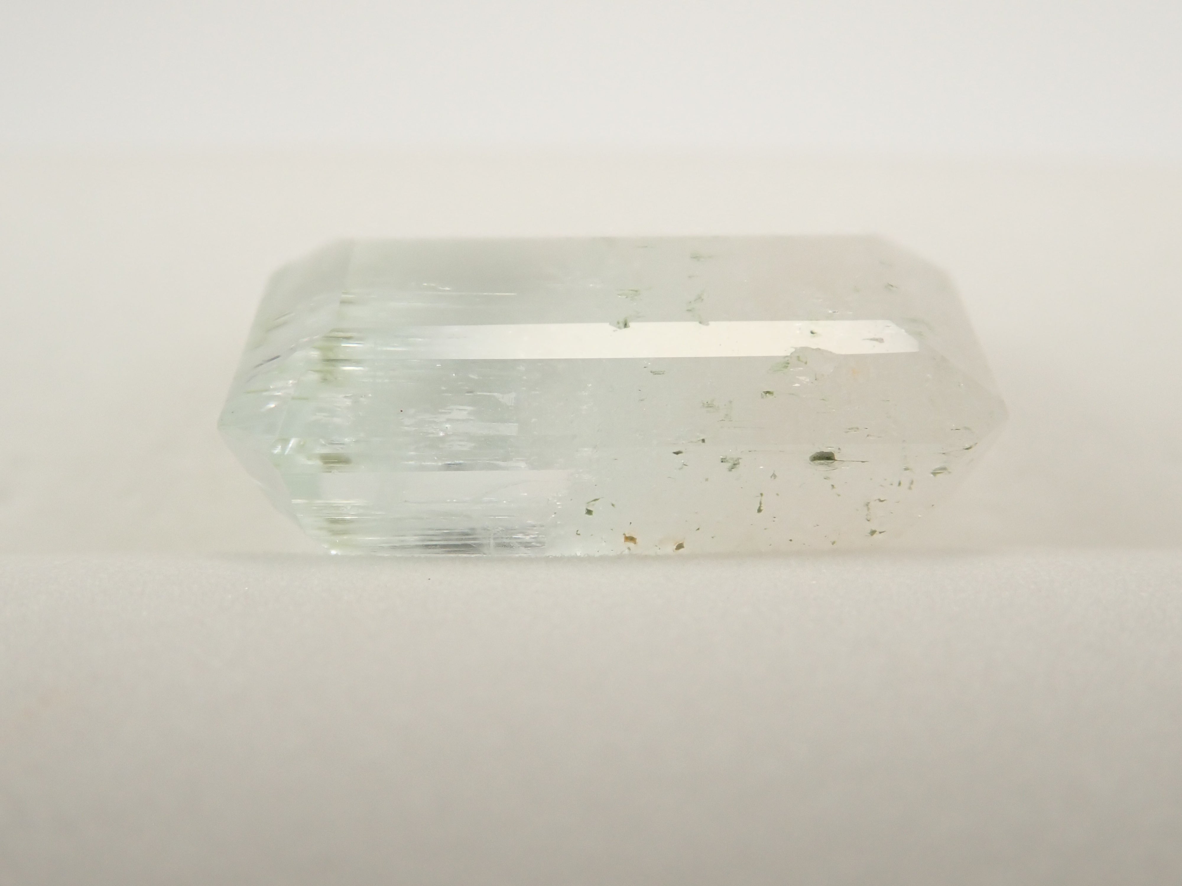 【2/11 22時販売】アフガニスタン産バイカラーベリル 9.100ctルース