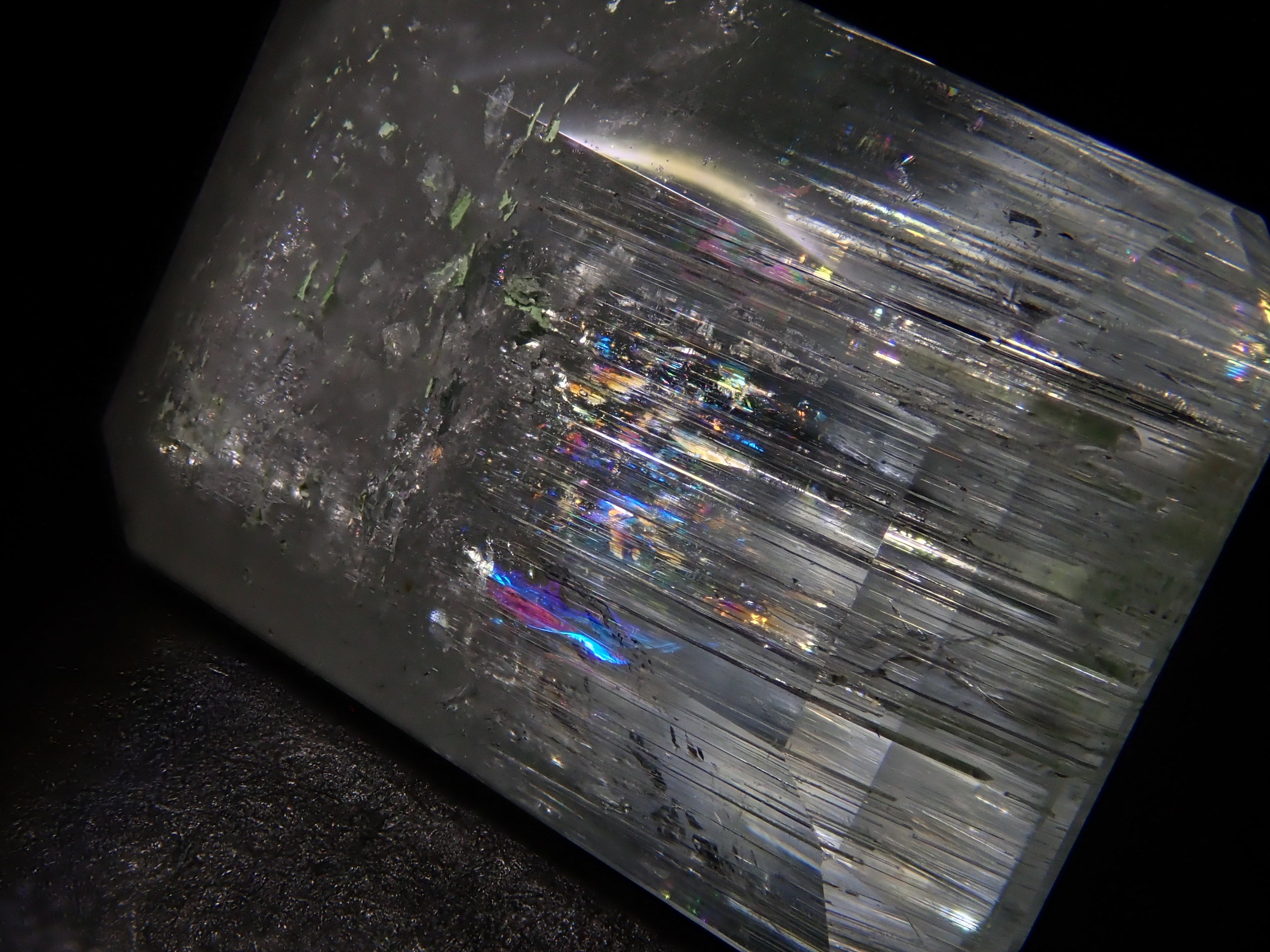 【2/11 22時販売】アフガニスタン産バイカラーベリル 9.490ctルース（虹入り）