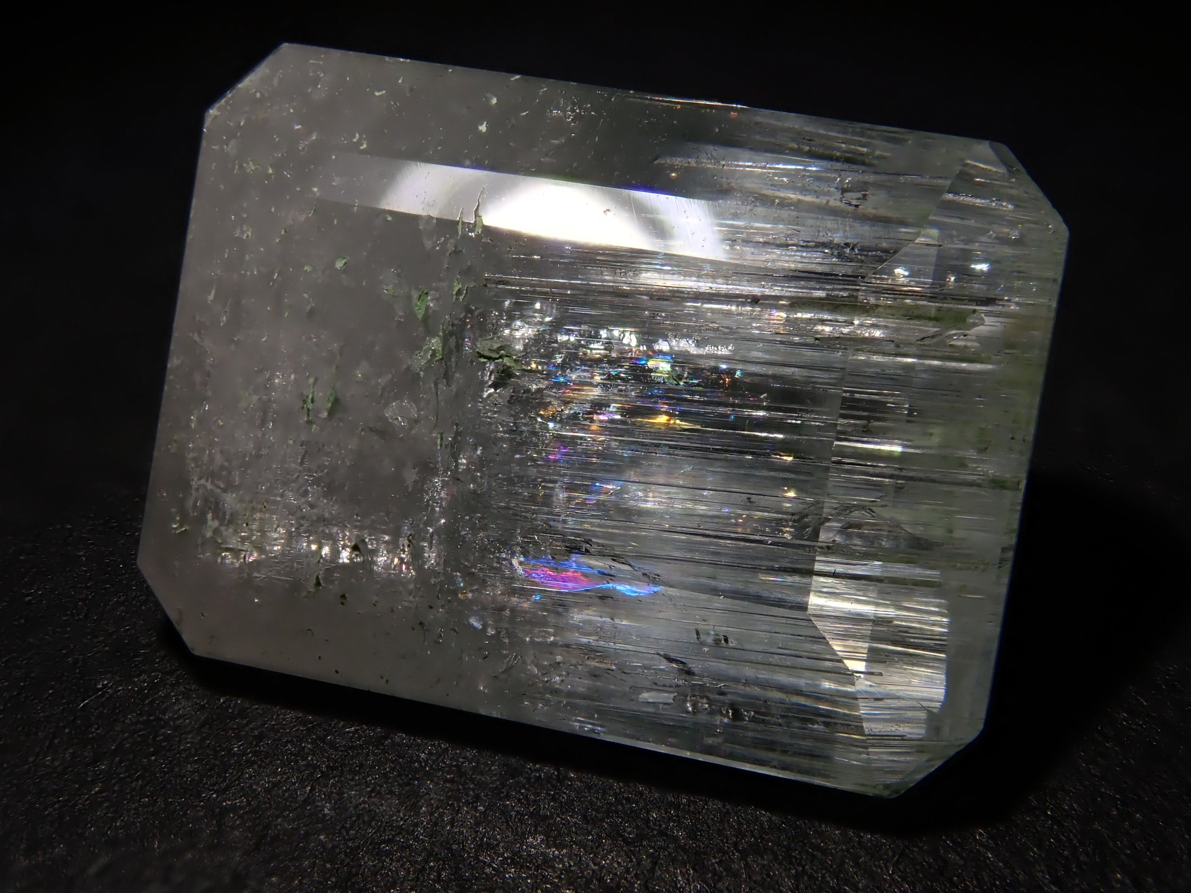 【2/11 22時販売】アフガニスタン産バイカラーベリル 9.490ctルース（虹入り）