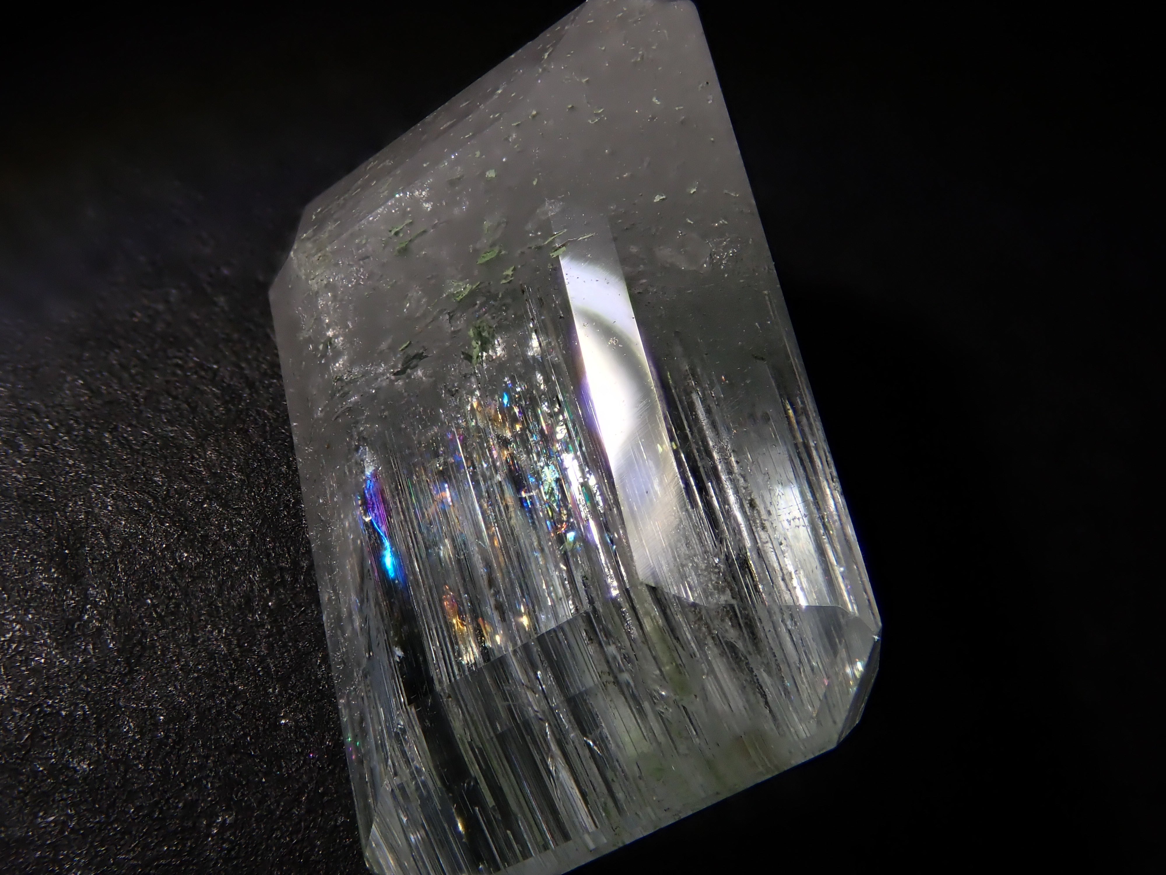 【2/11 22時販売】アフガニスタン産バイカラーベリル 9.490ctルース（虹入り）