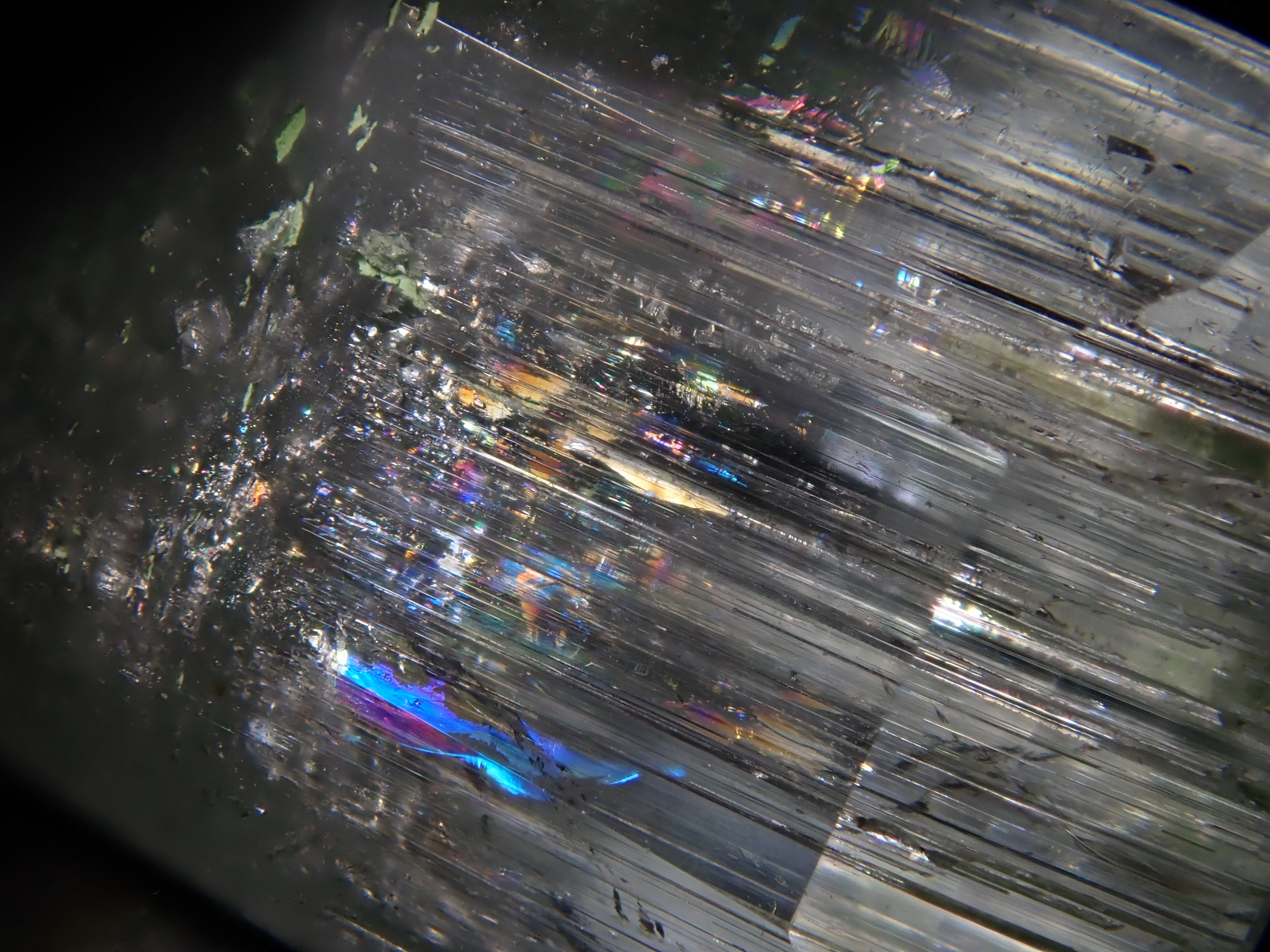 【2/11 22時販売】アフガニスタン産バイカラーベリル 9.490ctルース（虹入り）