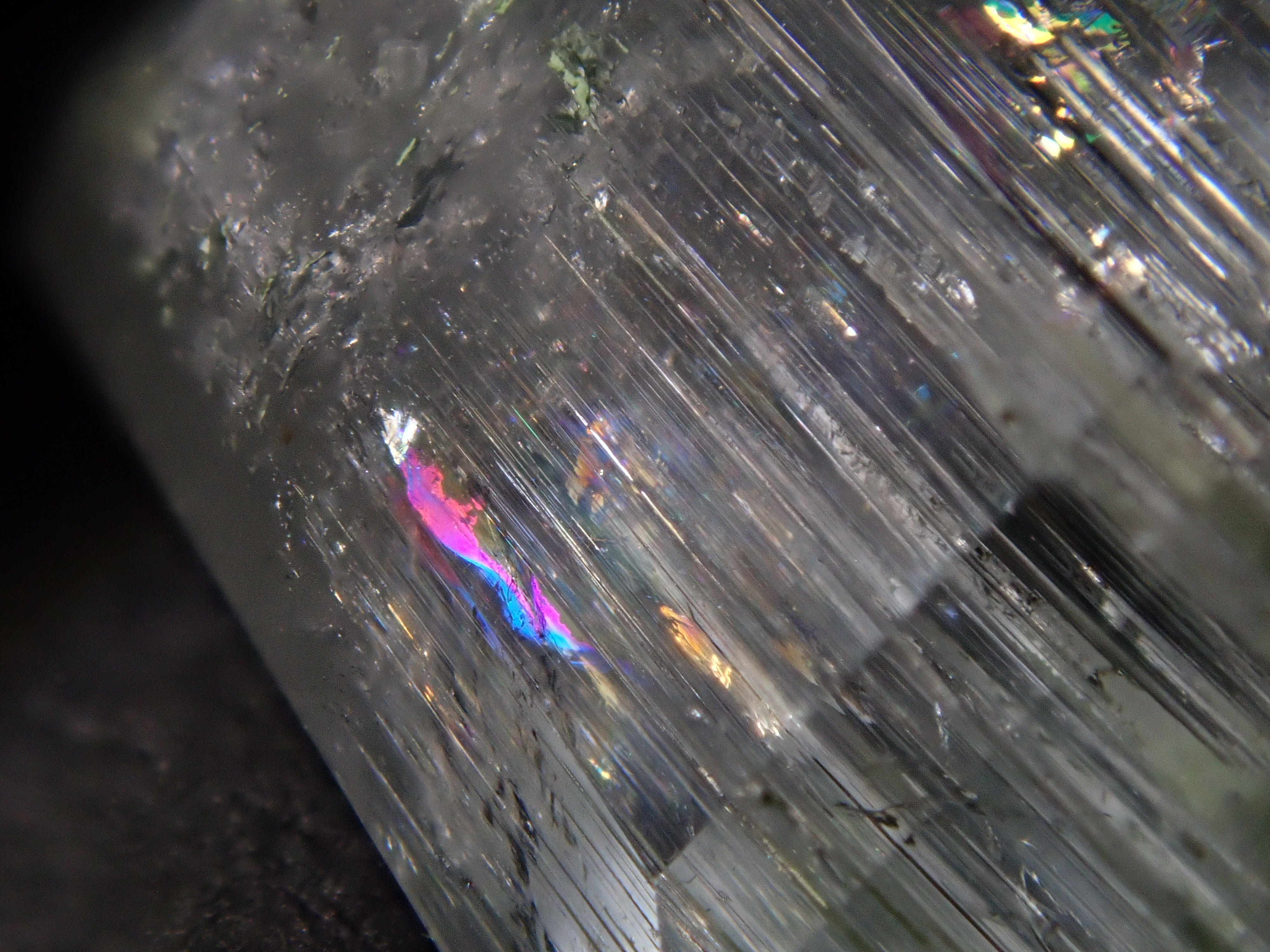 【2/11 22時販売】アフガニスタン産バイカラーベリル 9.490ctルース（虹入り）