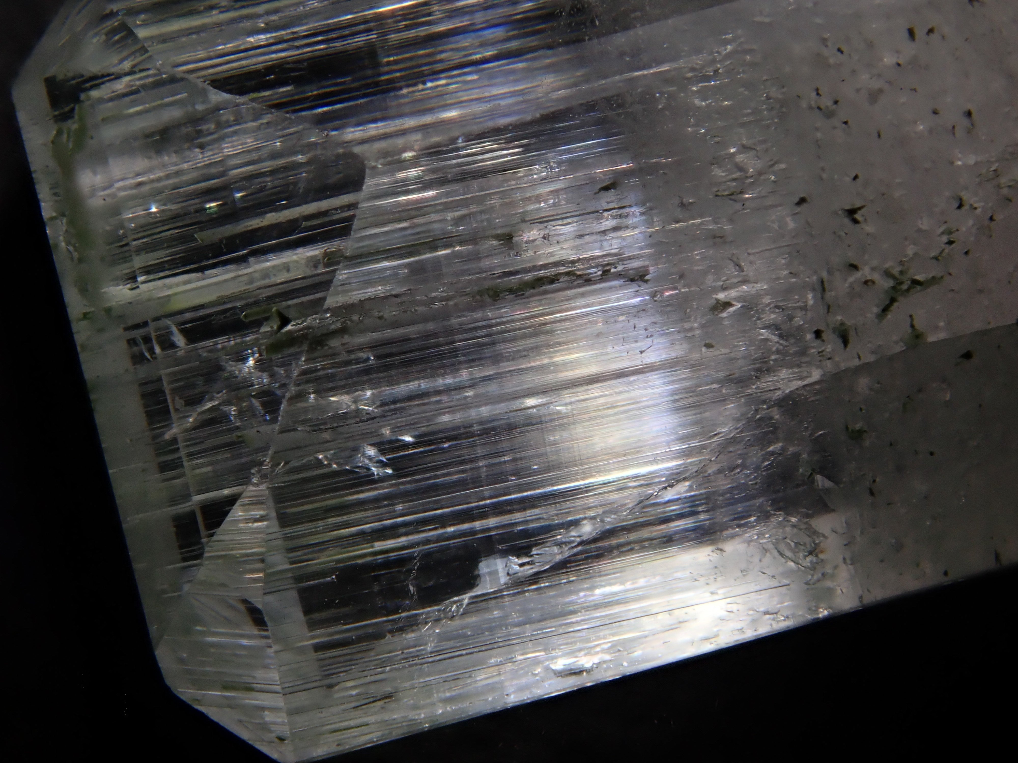 【2/11 22時販売】アフガニスタン産バイカラーベリル 9.490ctルース（虹入り）