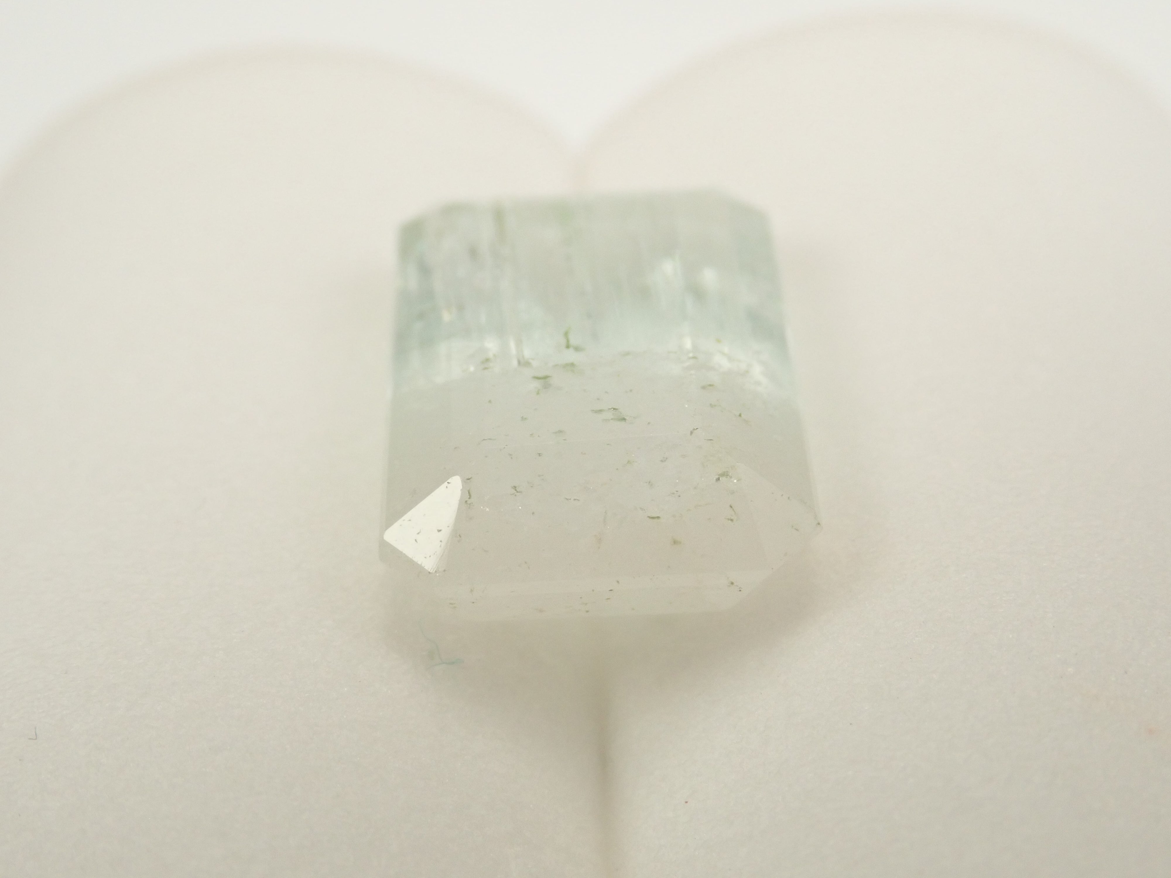 【2/11 22時販売】アフガニスタン産バイカラーベリル 9.490ctルース（虹入り）