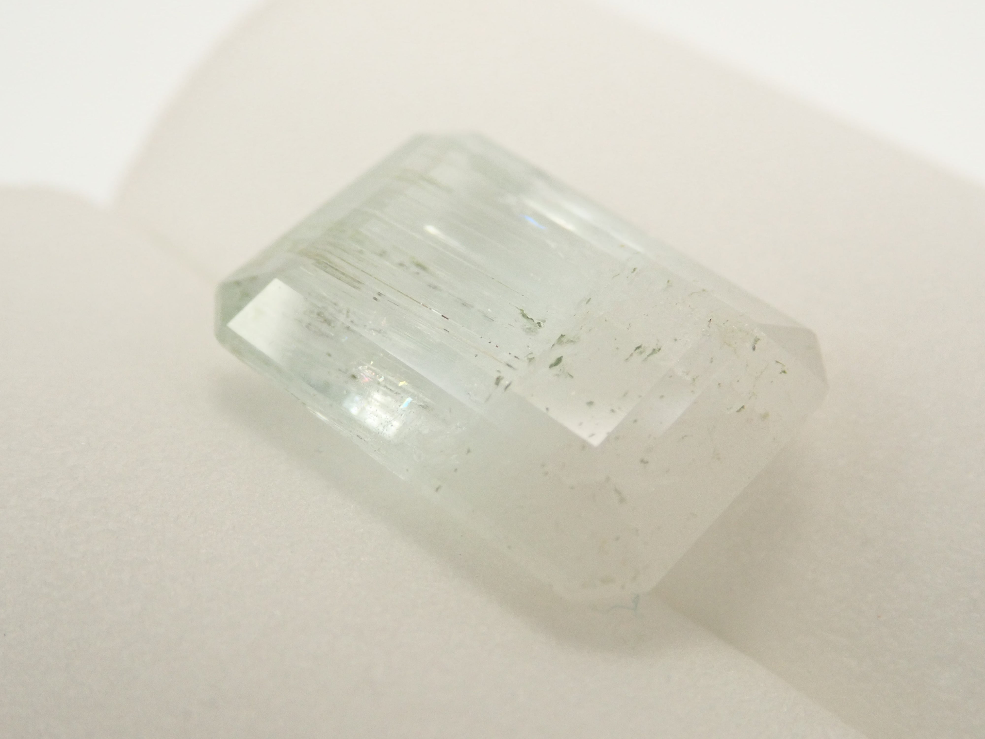 【2/11 22時販売】アフガニスタン産バイカラーベリル 9.490ctルース（虹入り）