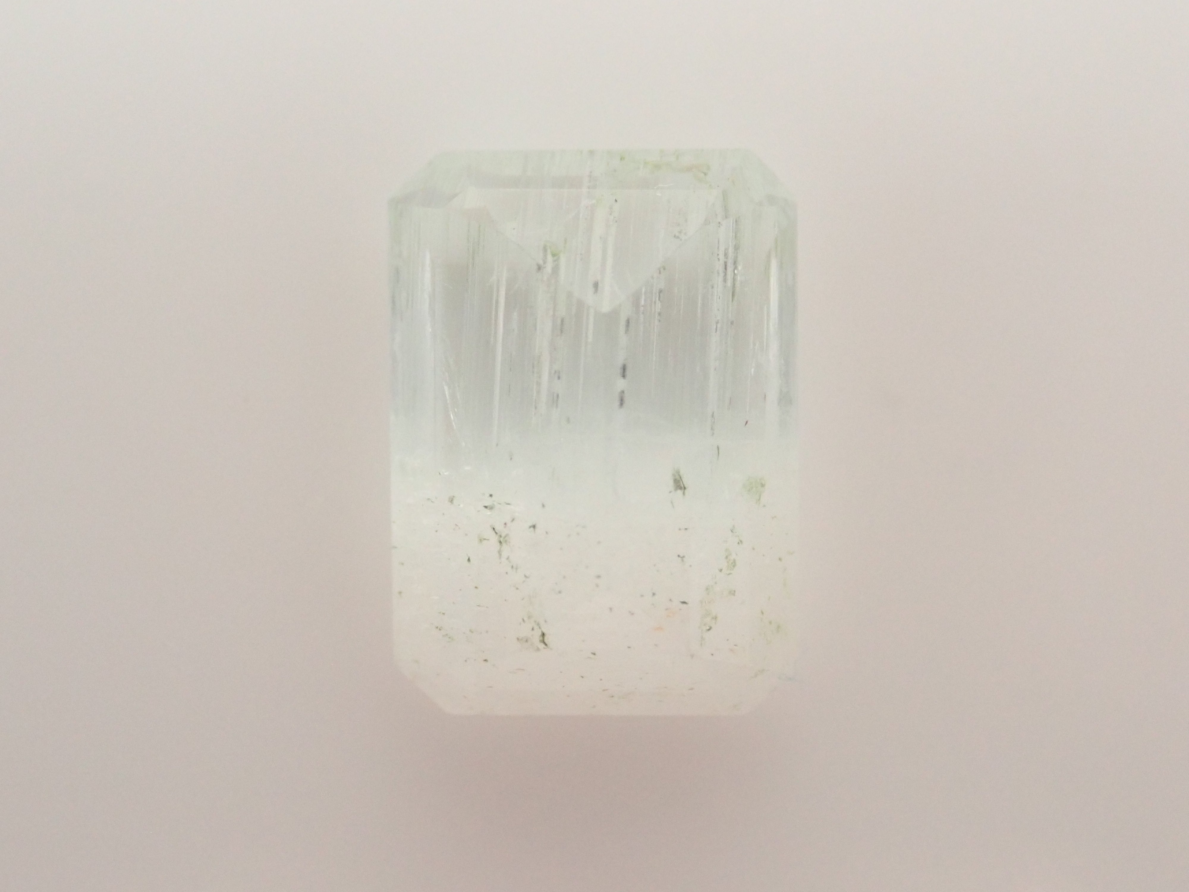 【2/11 22時販売】アフガニスタン産バイカラーベリル 9.490ctルース（虹入り）