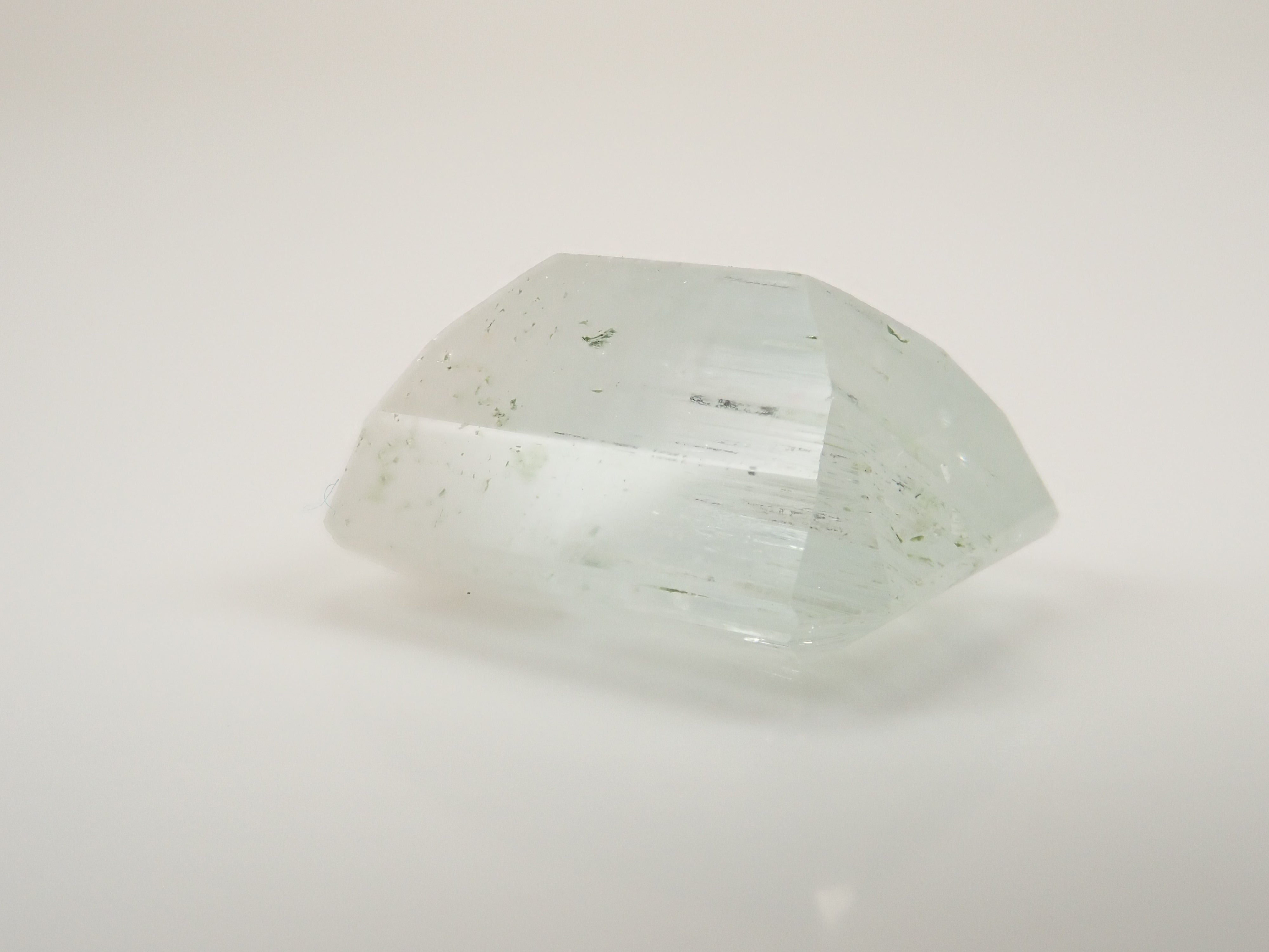 【2/11 22時販売】アフガニスタン産バイカラーベリル 9.490ctルース（虹入り）