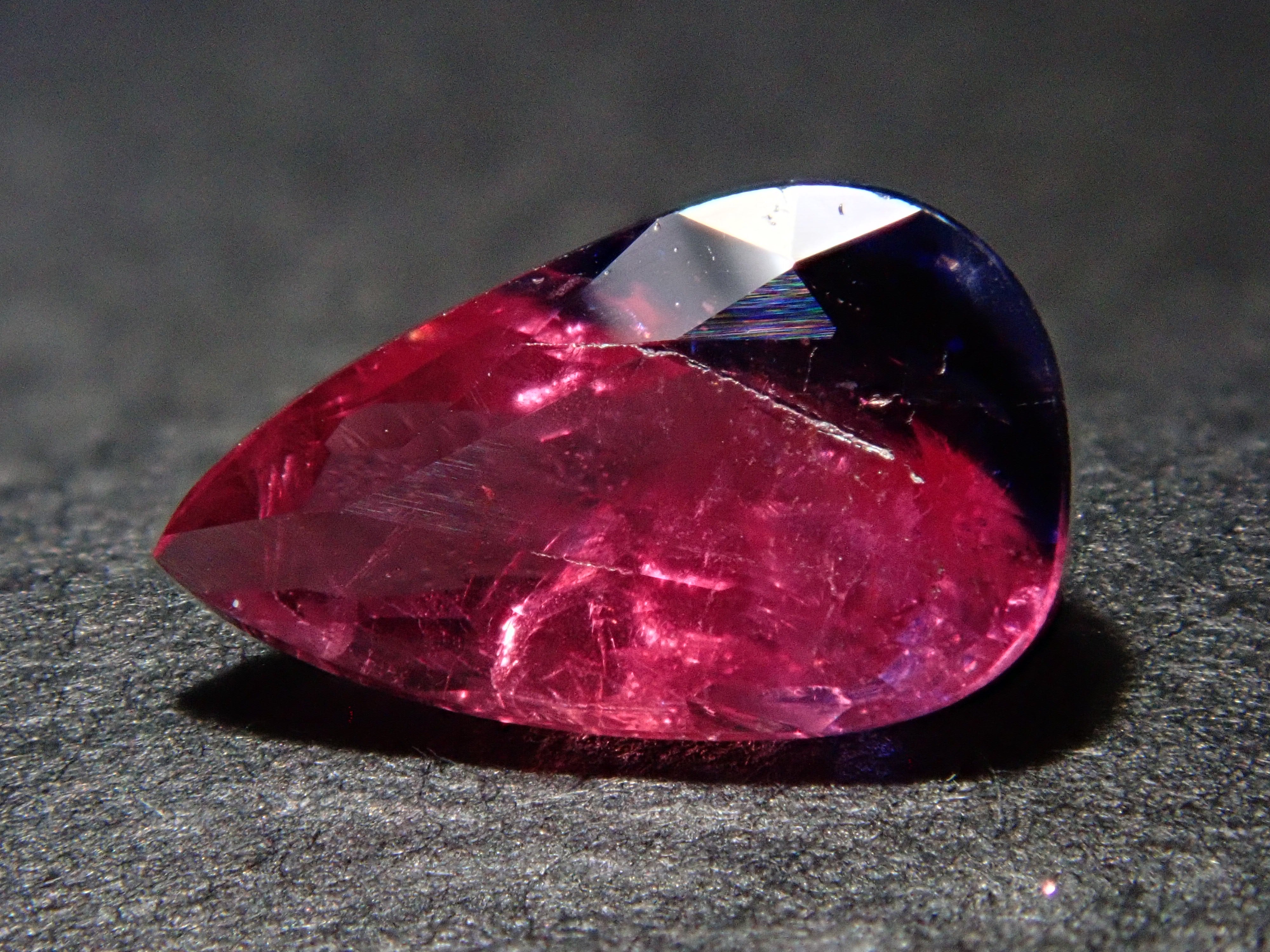 タンザニア・ウィンザー産バイカラーサファイア 0.745ctルース