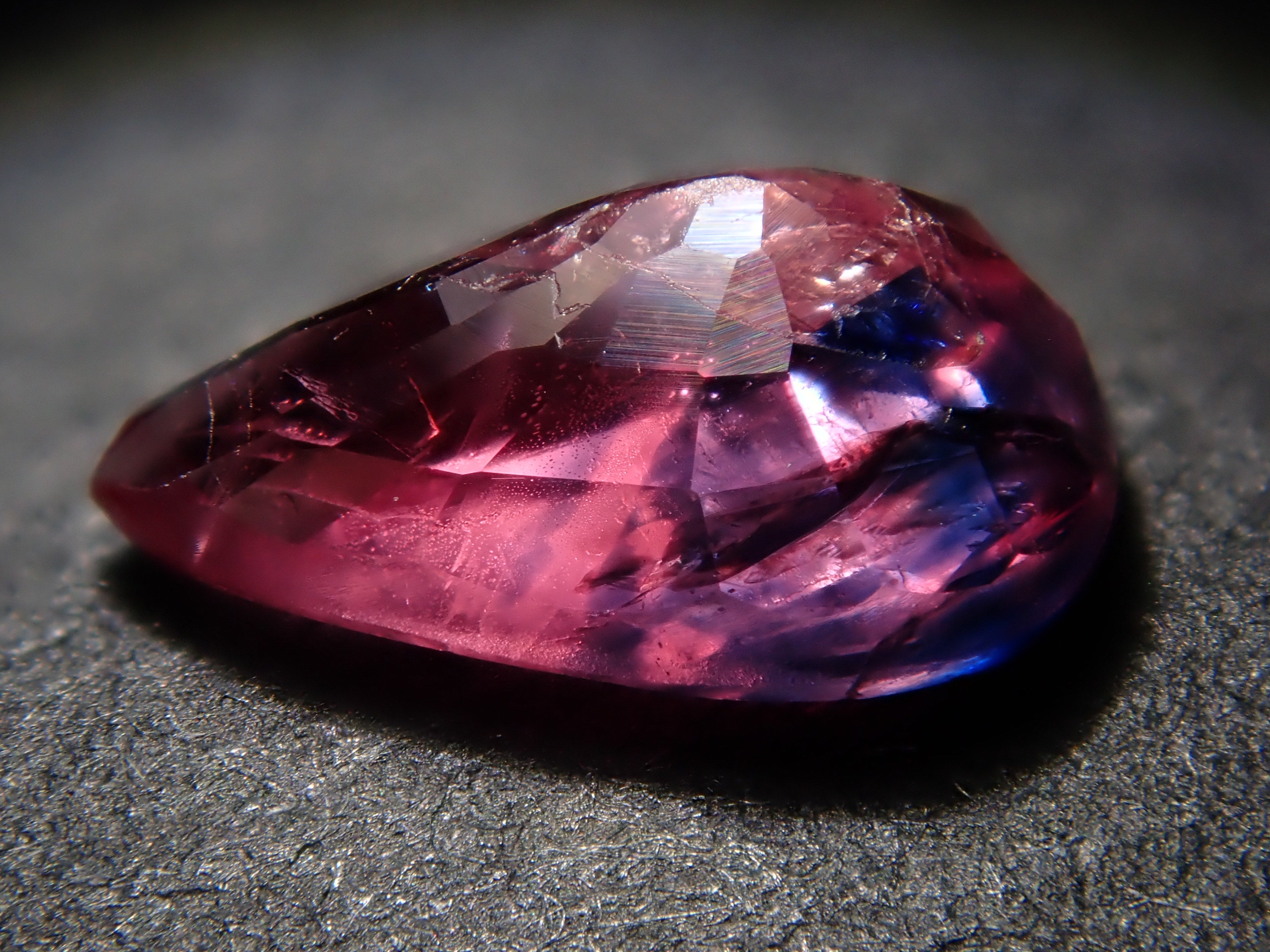 タンザニア・ウィンザー産バイカラーサファイア 0.745ctルース