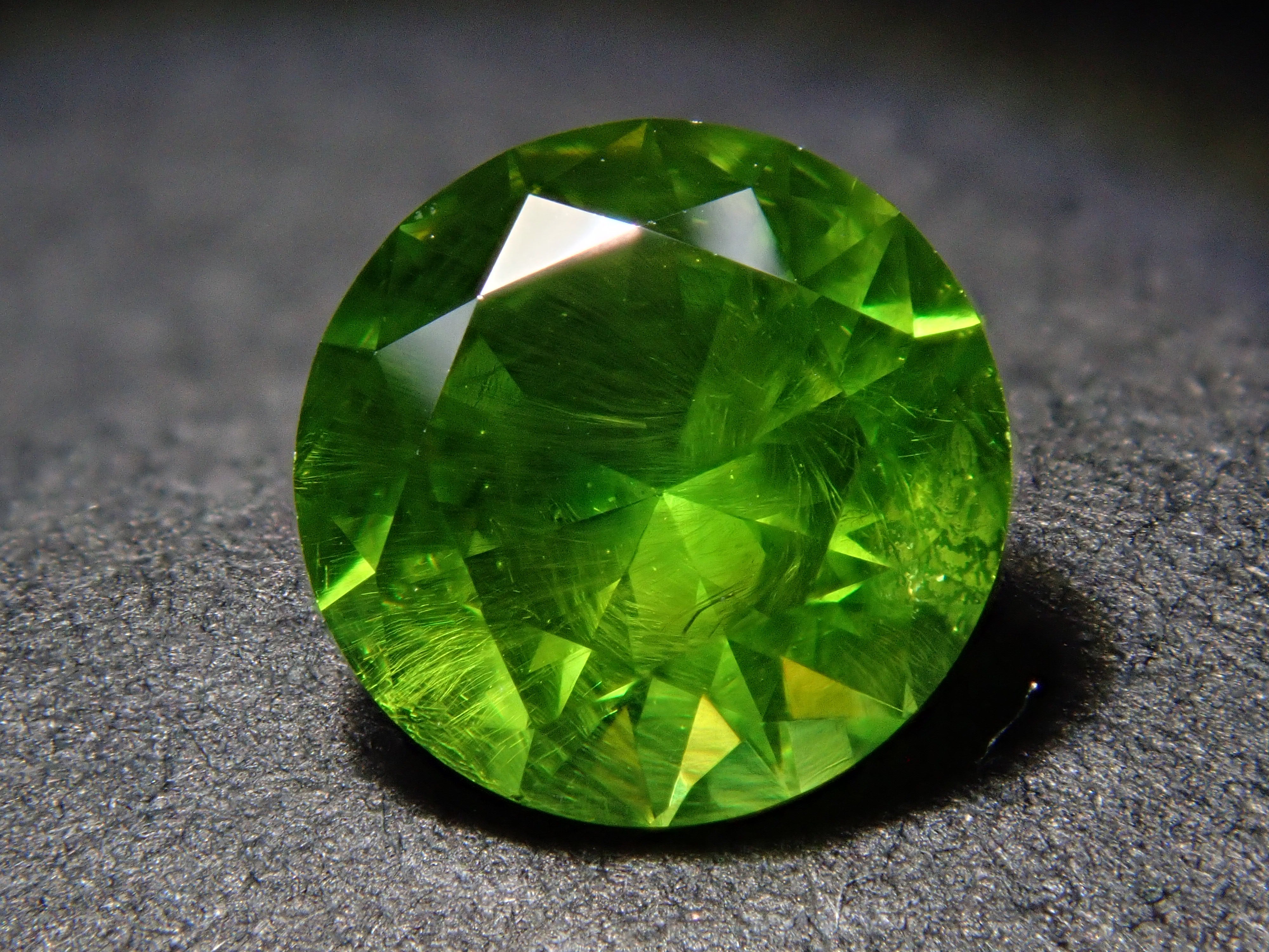 【2/11 22時販売】ロシア産デマントイドガーネット（ホーステール認む） 5.1mm/0.664ctルース