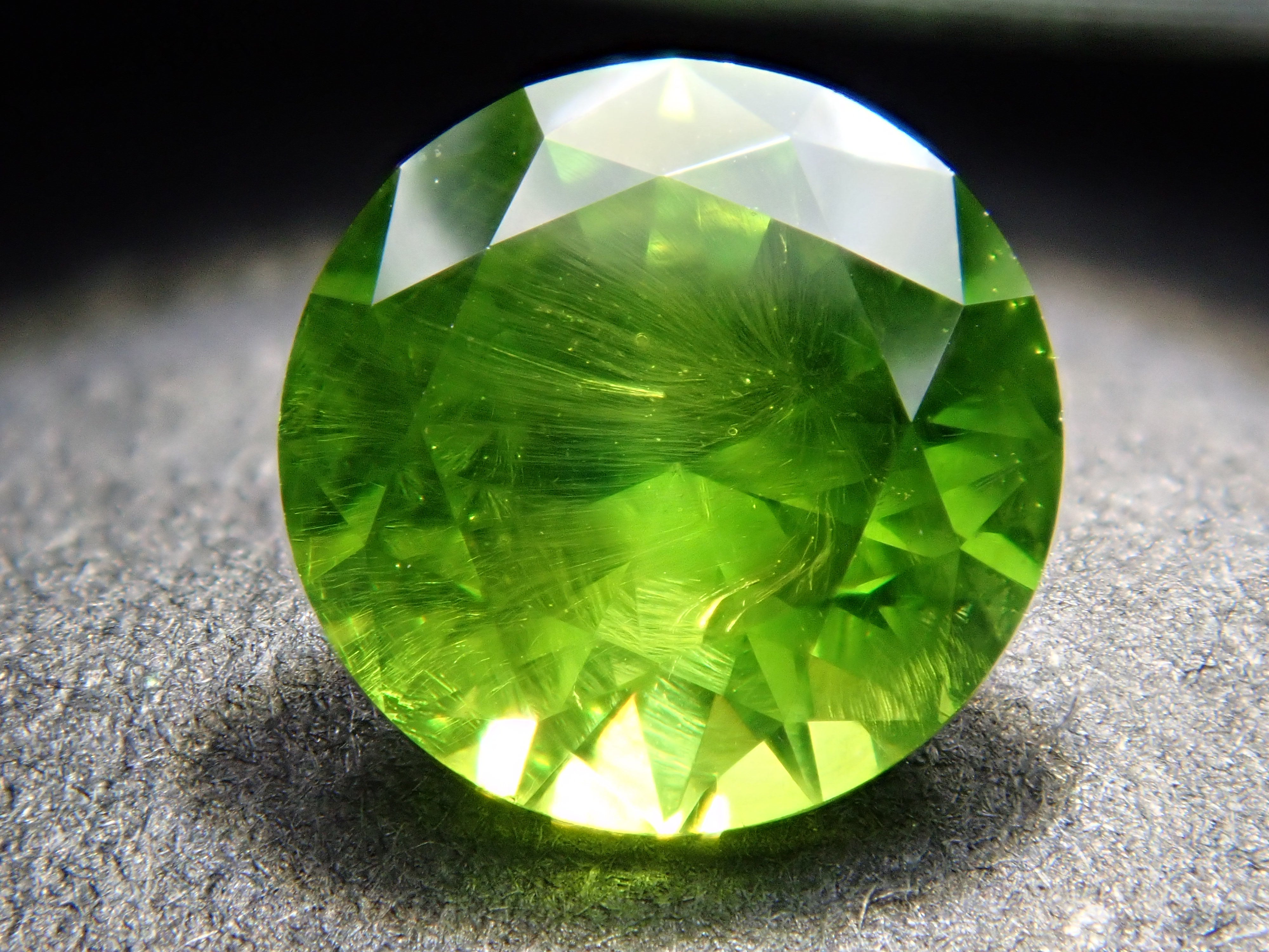 【2/11 22時販売】ロシア産デマントイドガーネット（ホーステール認む） 5.1mm/0.664ctルース