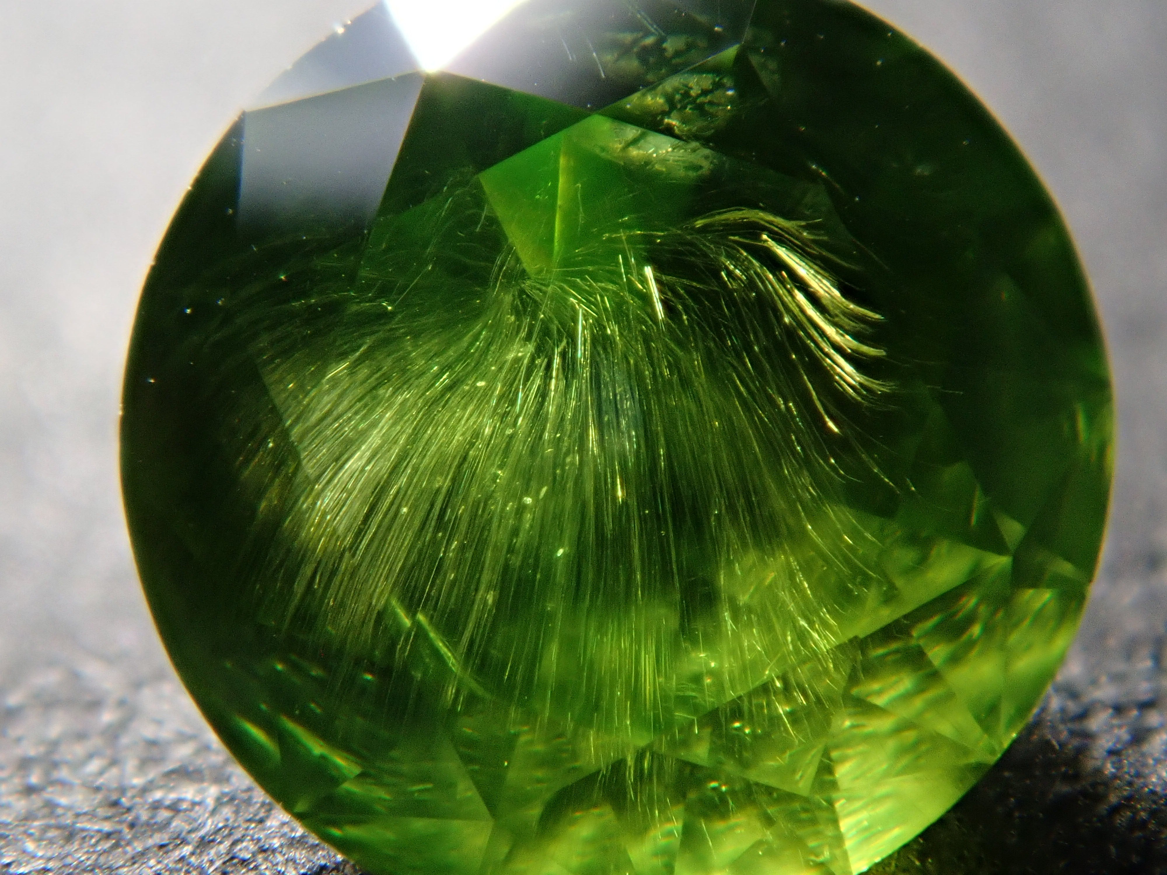 【2/11 22時販売】ロシア産デマントイドガーネット（ホーステール認む） 5.1mm/0.664ctルース