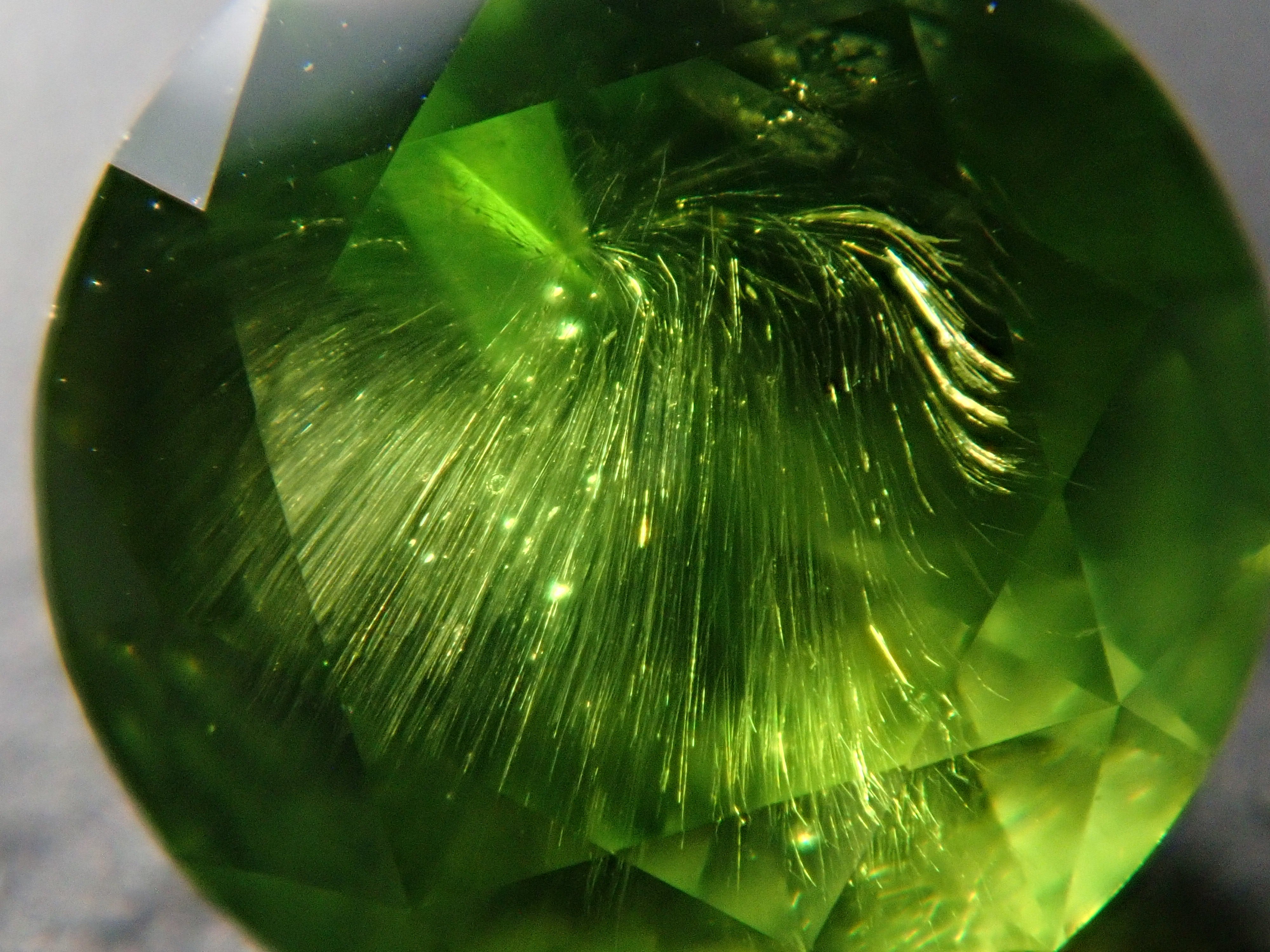 【2/11 22時販売】ロシア産デマントイドガーネット（ホーステール認む） 5.1mm/0.664ctルース