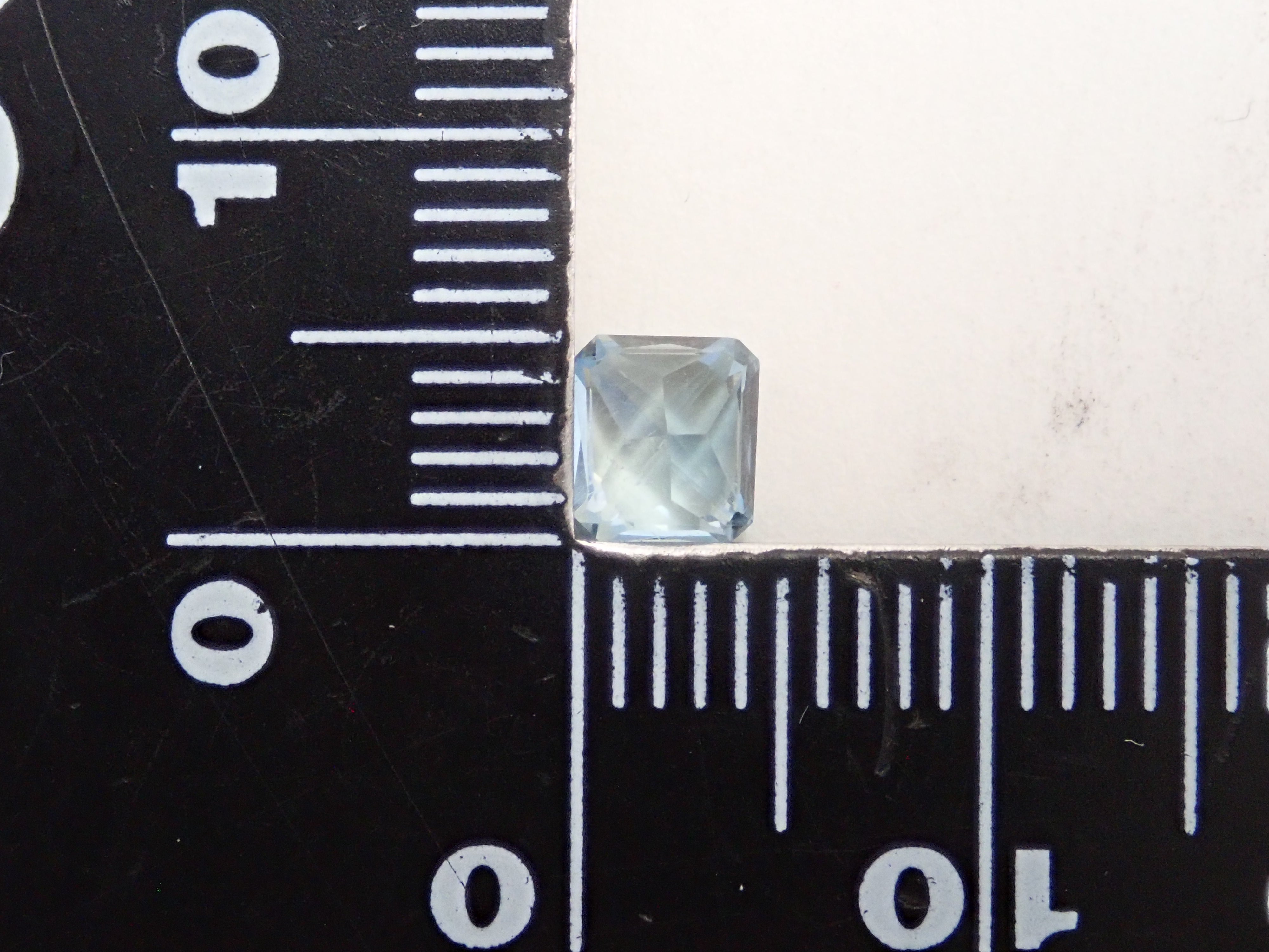 辛巴威磷灰石（UV型）0.703克拉散石