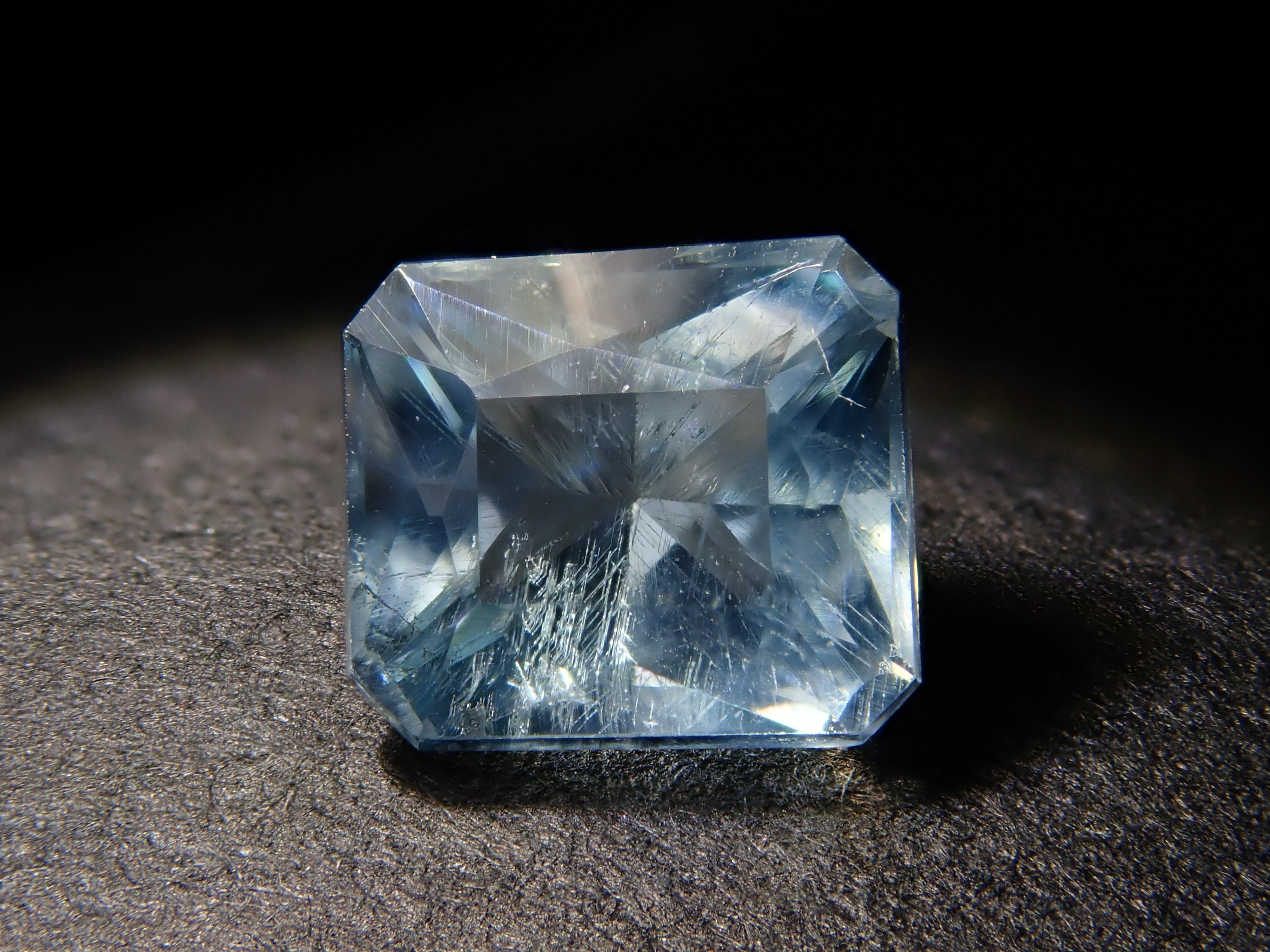 辛巴威磷灰石（UV型）0.703克拉散石