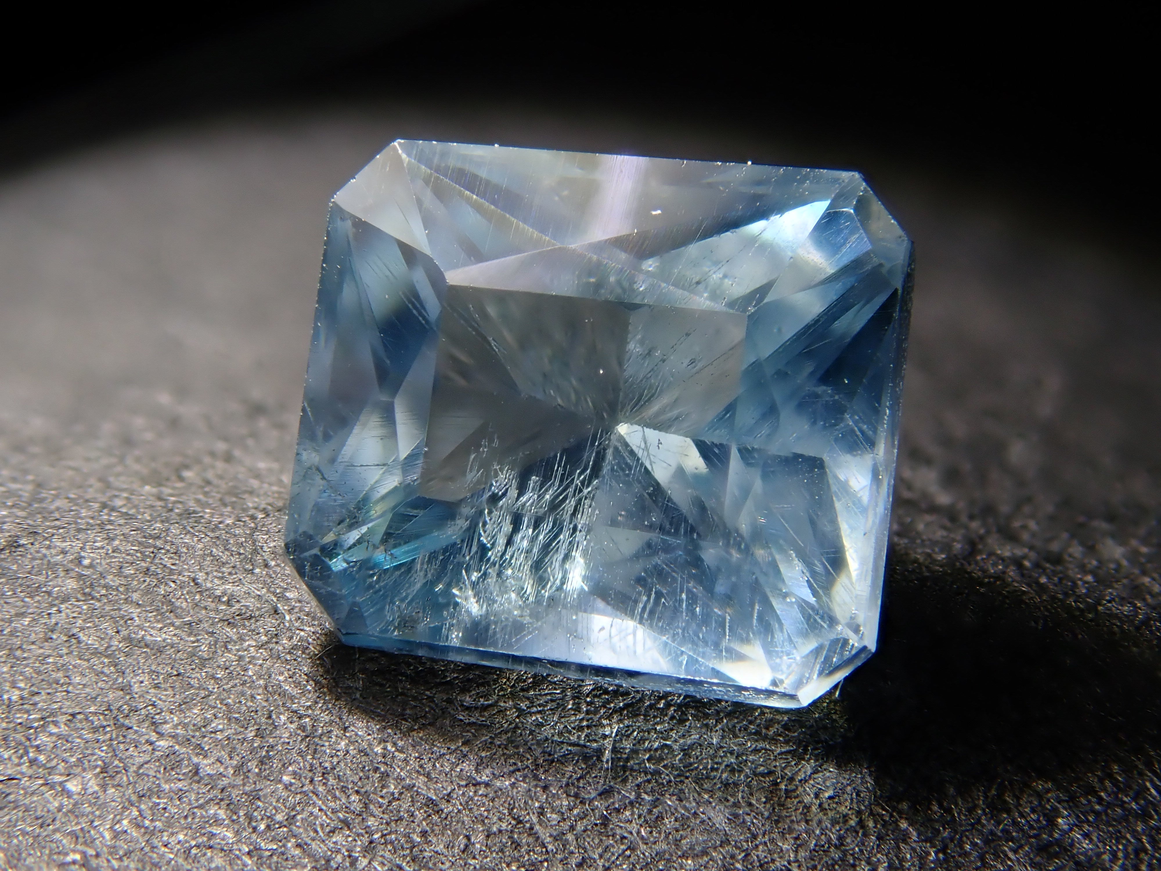 辛巴威磷灰石（UV型）0.703克拉散石