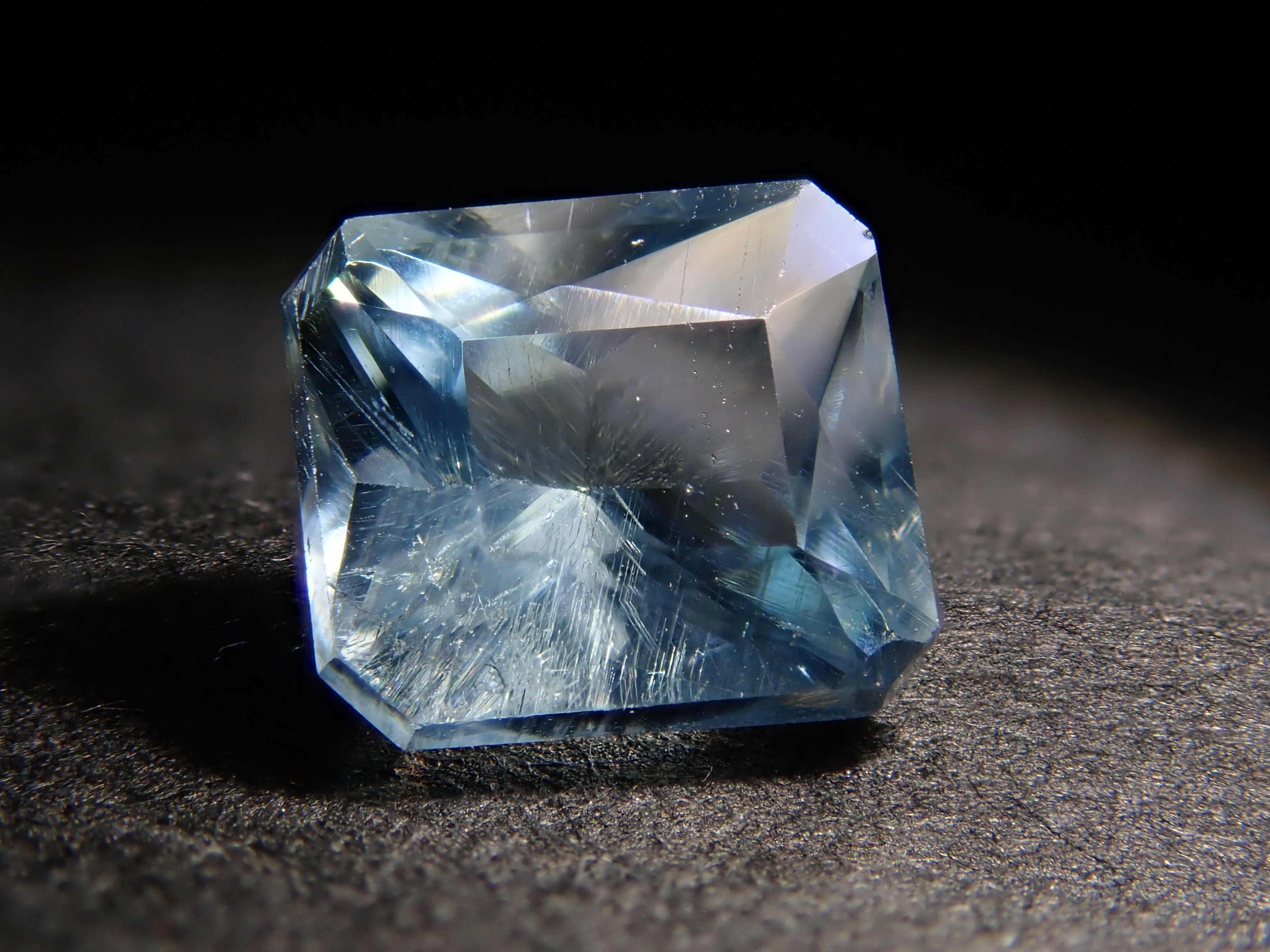 辛巴威磷灰石（UV型）0.703克拉散石