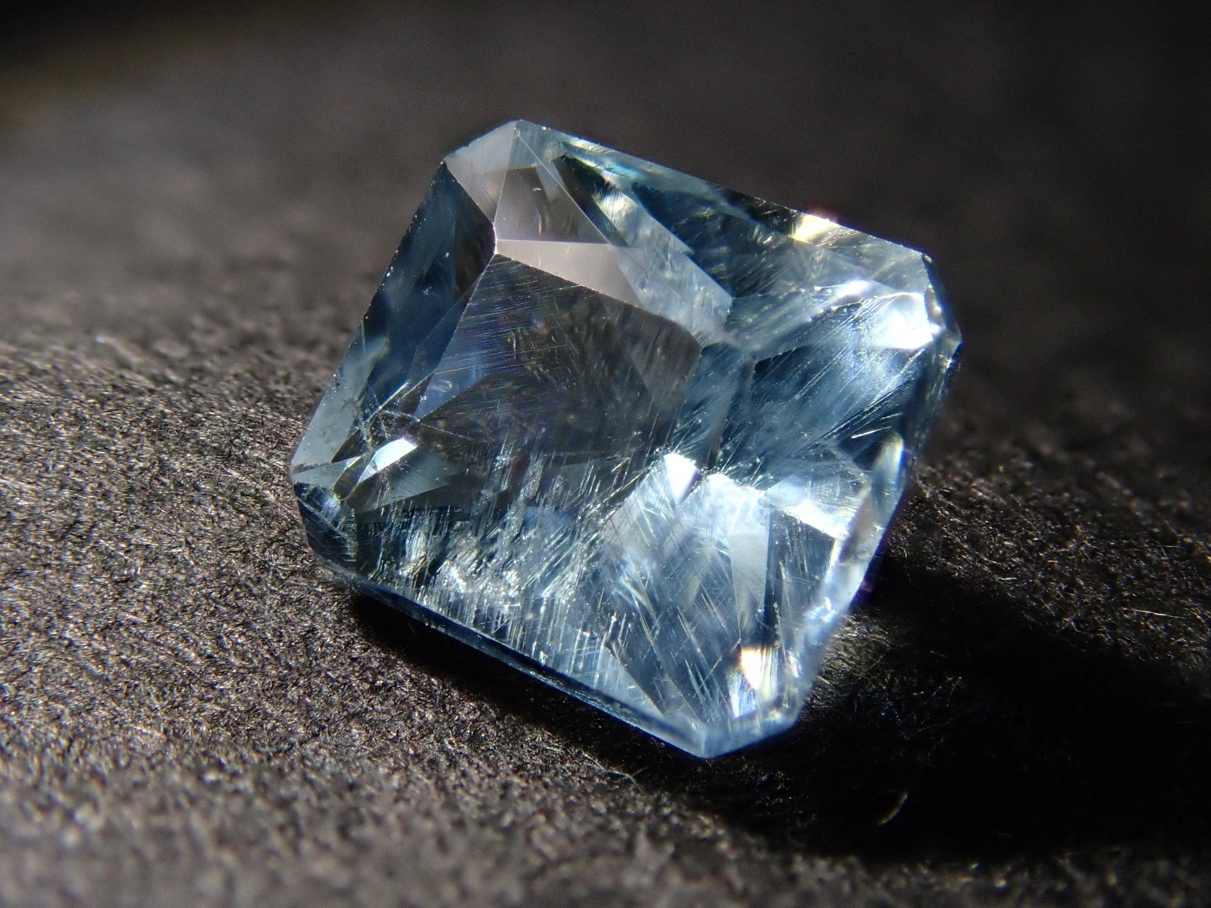 辛巴威磷灰石（UV型）0.703克拉散石