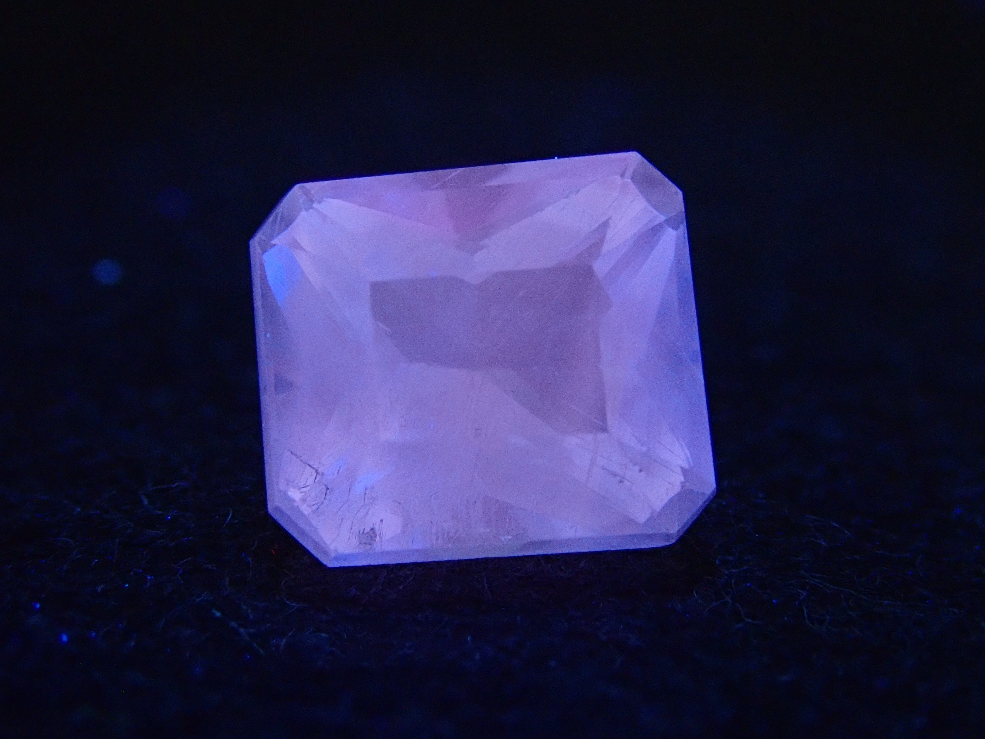 辛巴威磷灰石（UV型）0.703克拉散石