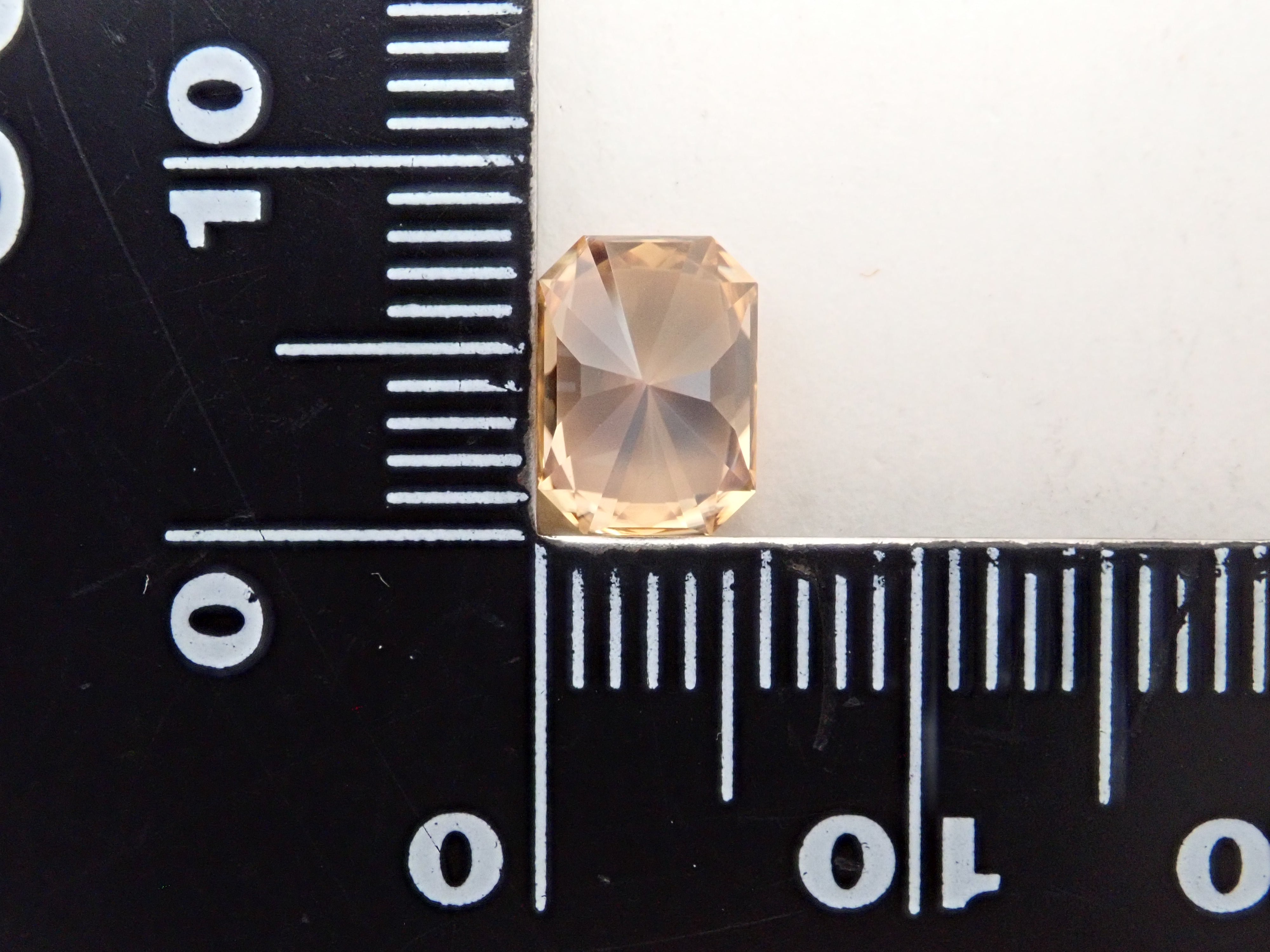 【2/13 22時販売】カンボジア産ジルコン 2.495ctルース