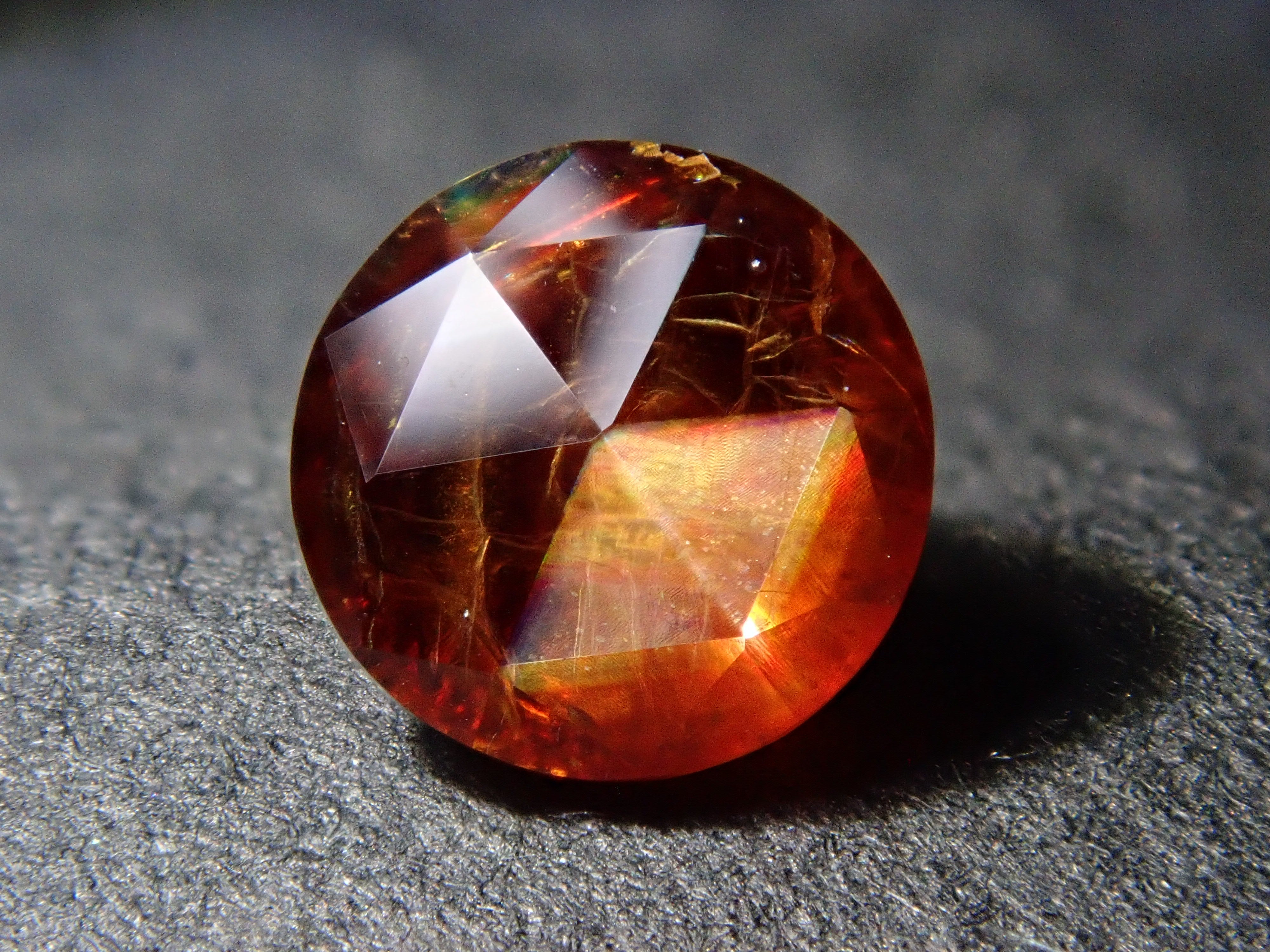 12559153掲載】奈良県天川村産レインボーガーネット（アンドラダイト