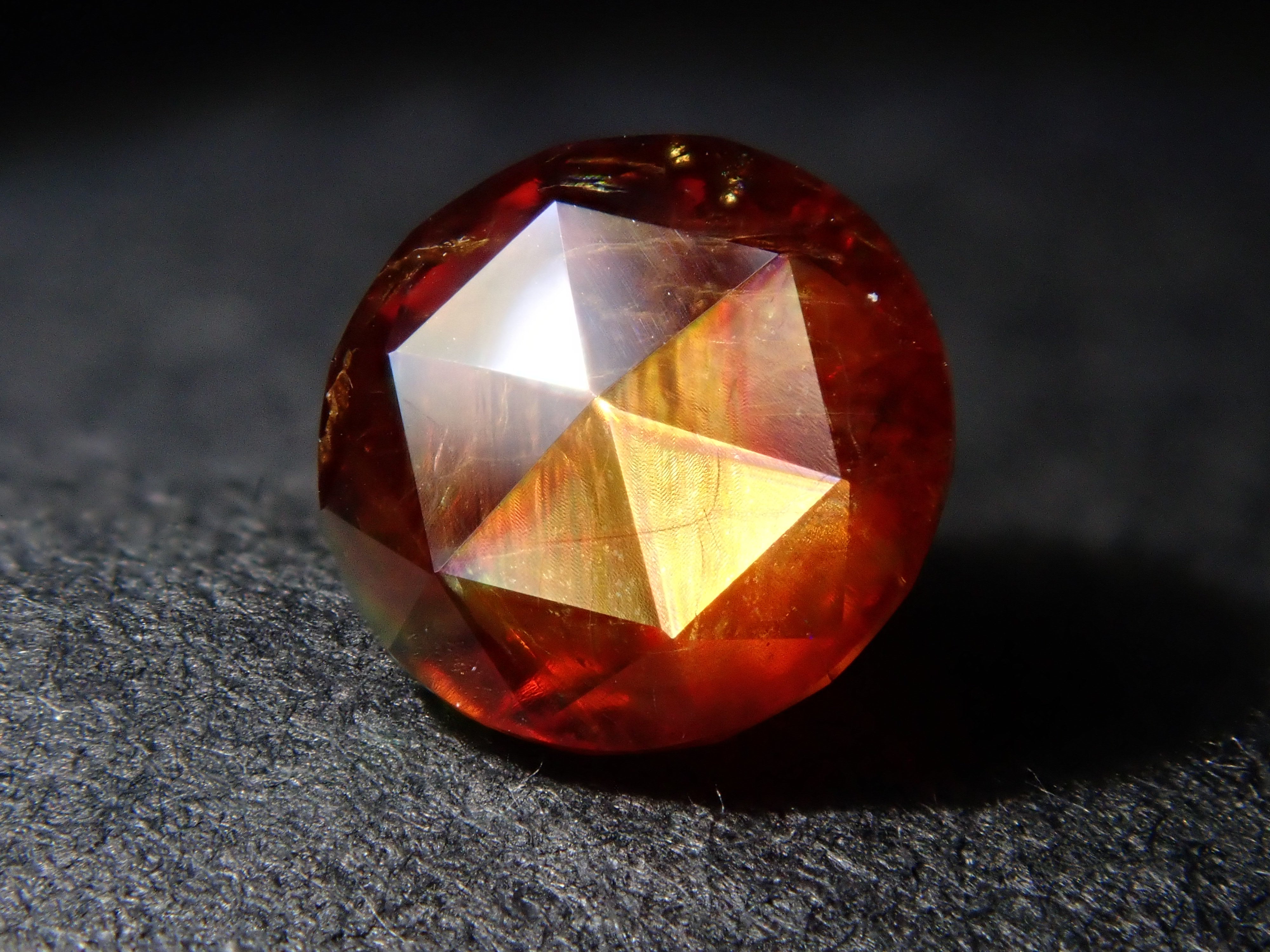 【2/13 22時販売】奈良県天川村産レインボーガーネット（アンドラダイトガーネット） 4.8mm/0.612ctルース