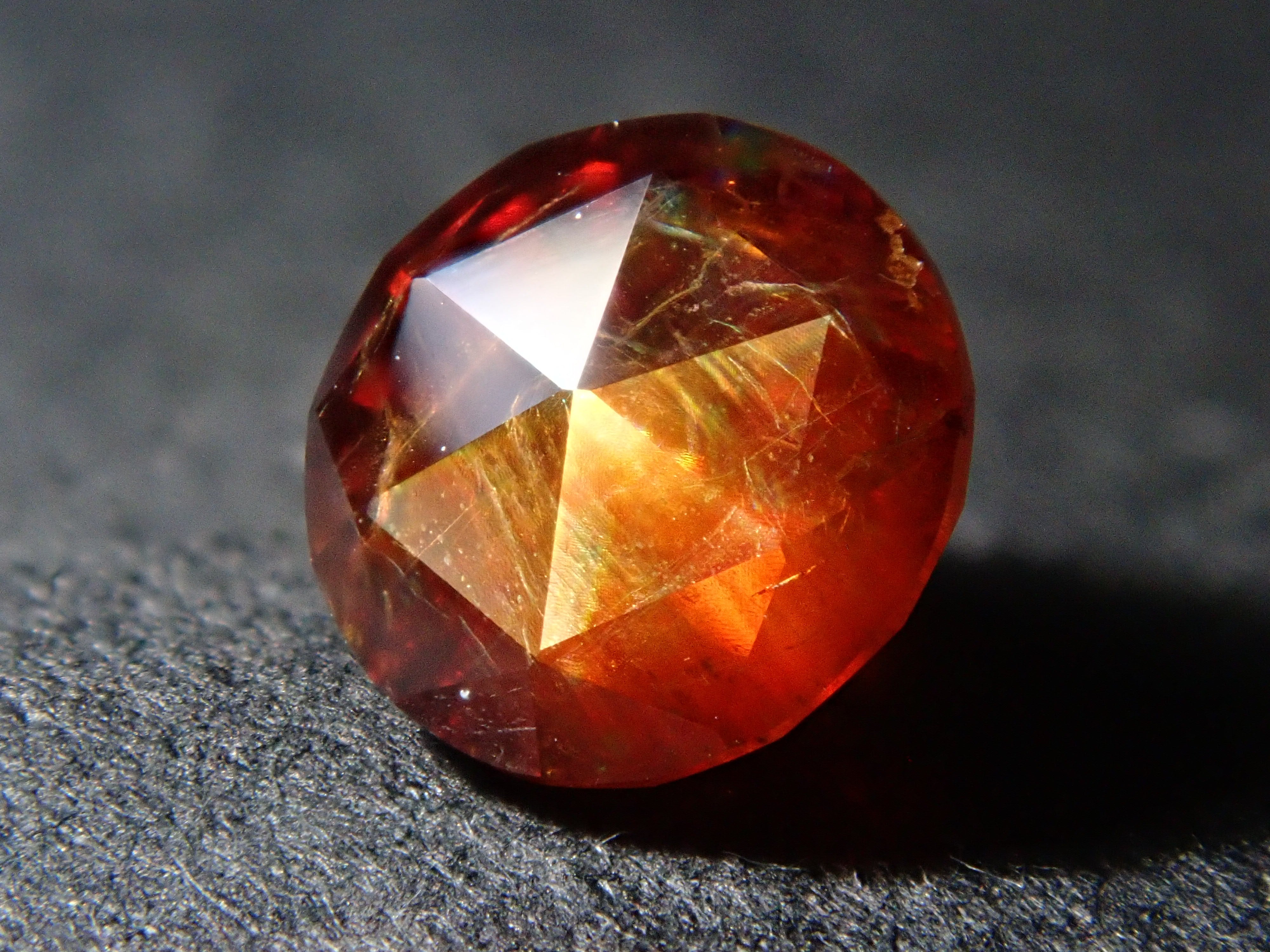 【2/13 22時販売】奈良県天川村産レインボーガーネット（アンドラダイトガーネット） 4.8mm/0.612ctルース