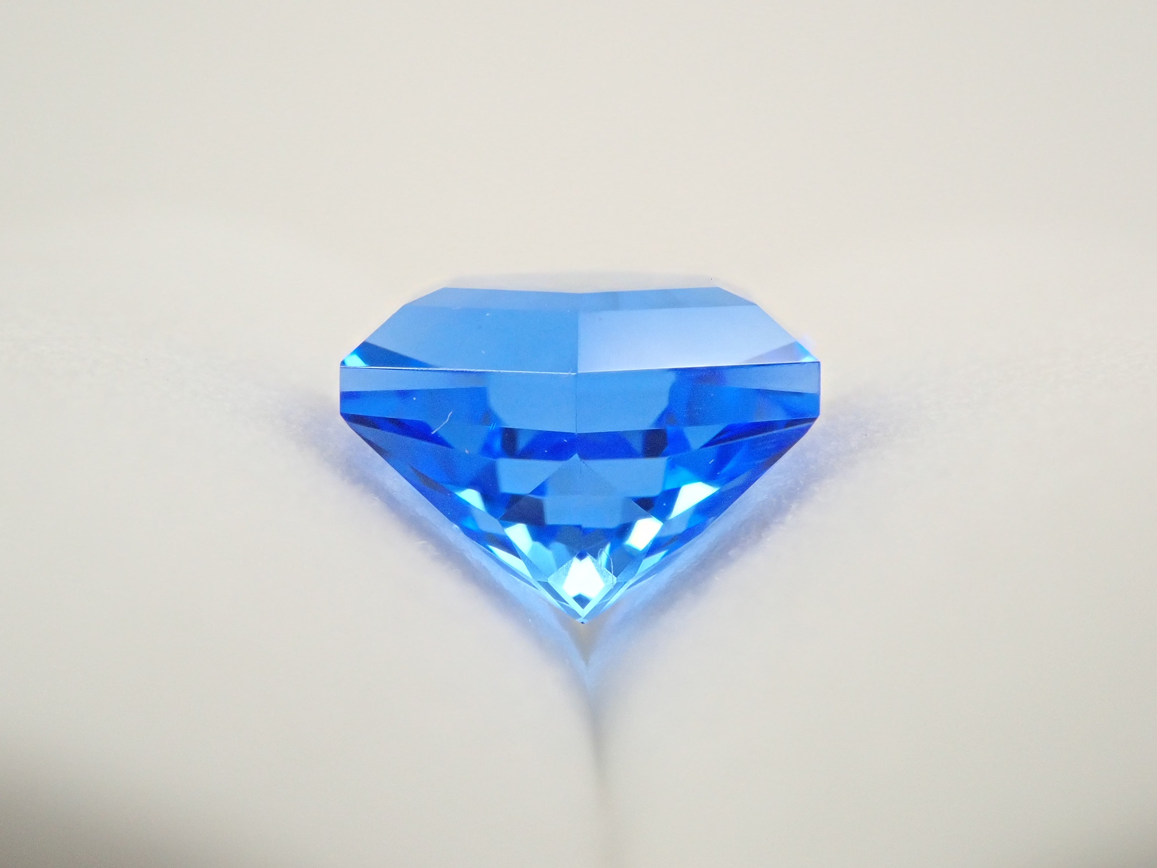 【抽選販売_20260301_03】【ゆきんこカット】シベリアンブルークォーツ（合成クォーツ） 2.503ctルース