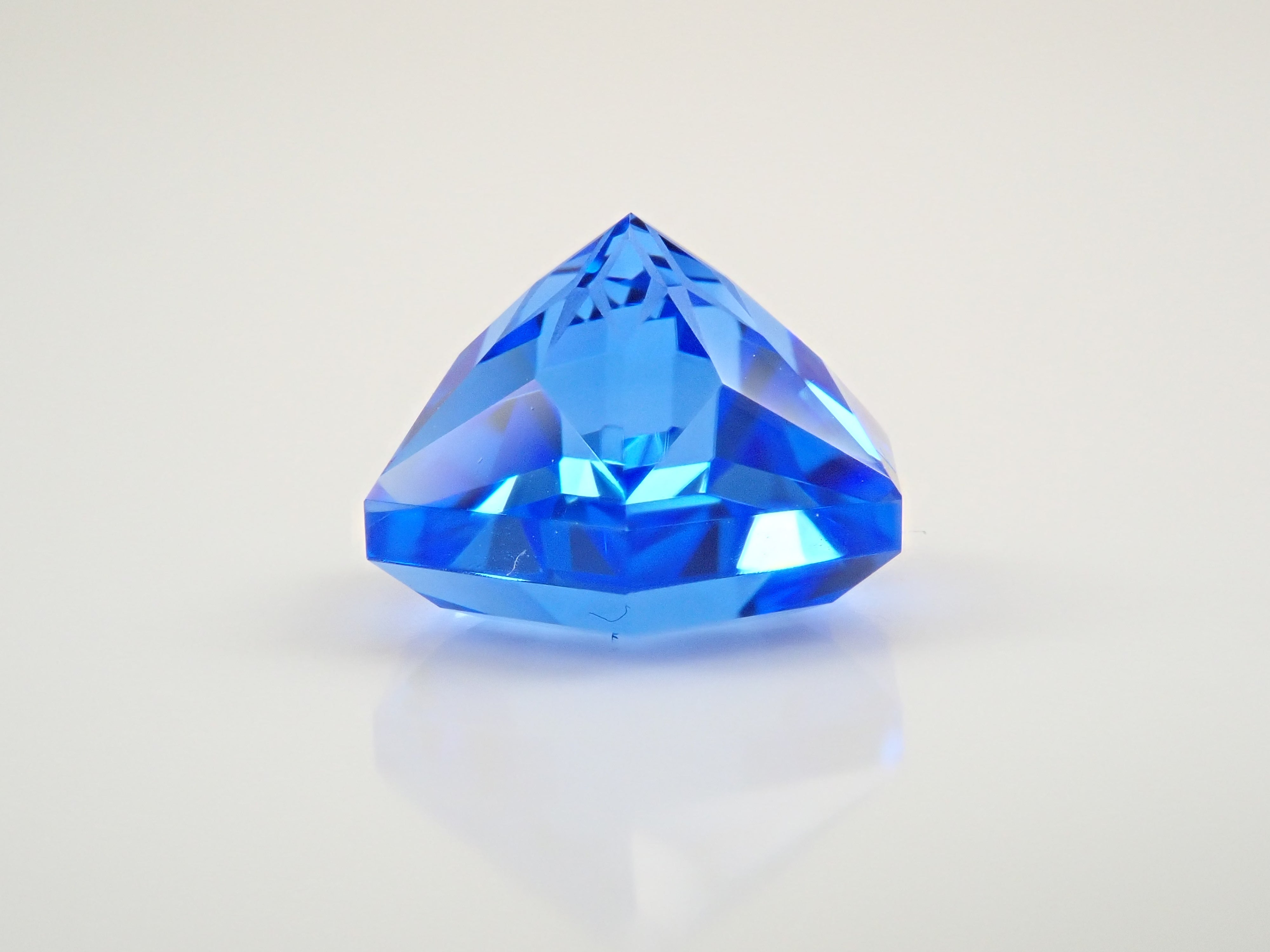 【抽選販売_20260301_03】【ゆきんこカット】シベリアンブルークォーツ（合成クォーツ） 2.503ctルース